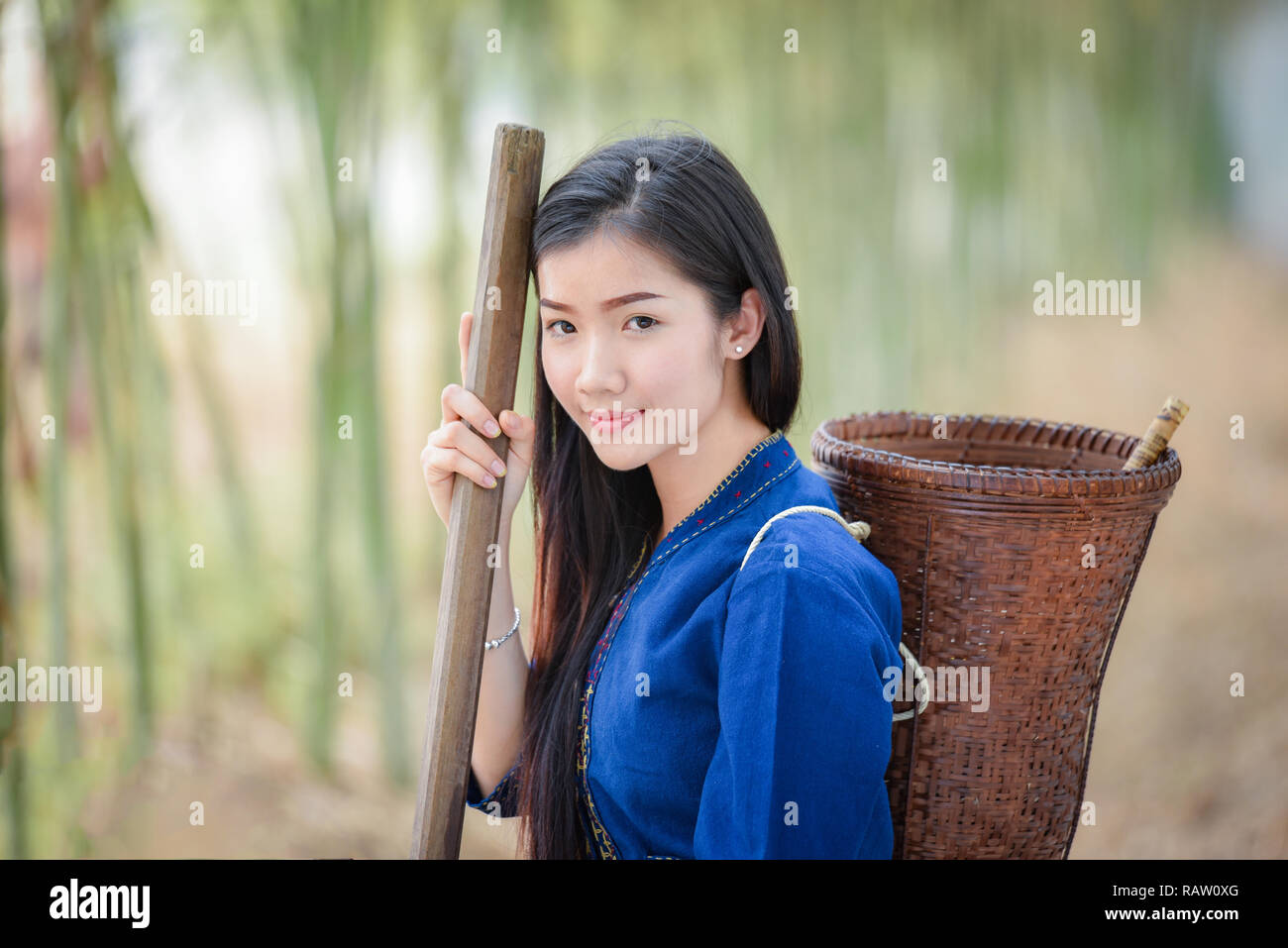 Frauen Asien Landwirt In Bambus Wald Natur Portrat Der Schone Junge Asiatische Frau Gluck Lacheln Mit Korb Fur Die Ernte Landwirtschaft In Der Landschaft Stockfotografie Alamy