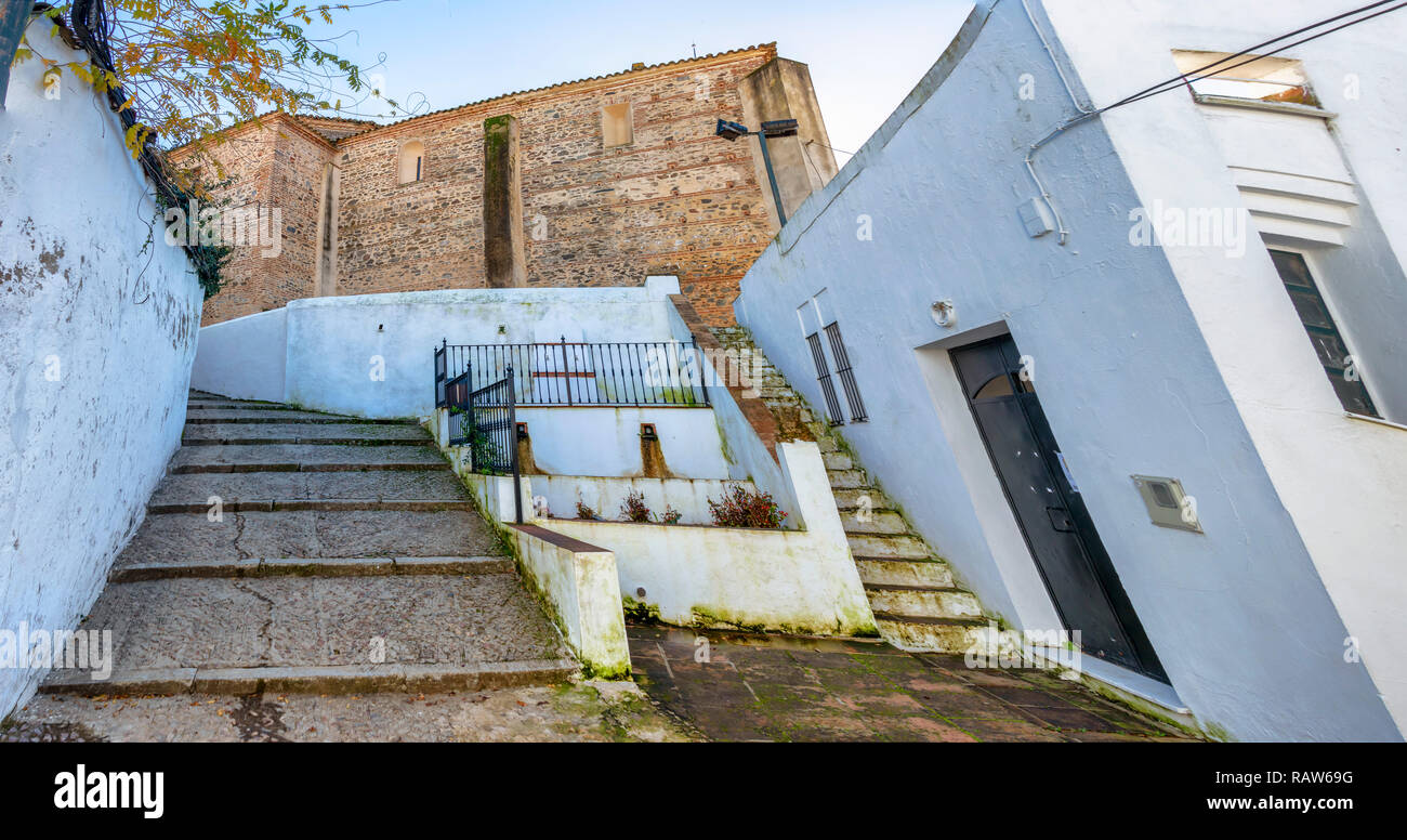 Die Kirche von Santiago el Mayor, von Castano del Robledo befindet sich in einer privilegierten Umgebung der Sierra Huelva und ein gut erhaltenes u Stockfoto