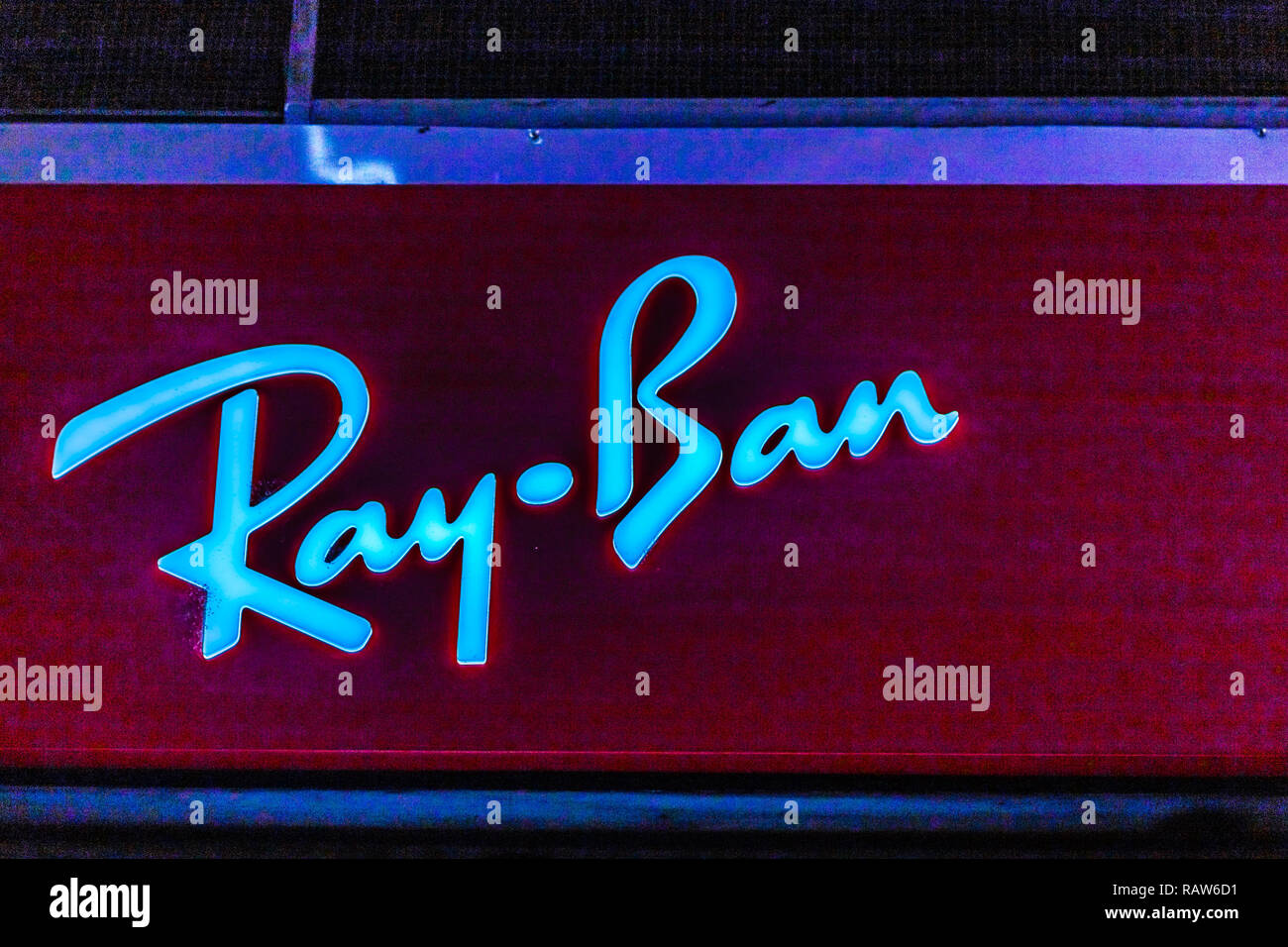 Rom, Italien, 3. JANUAR 2019: Lichter erleuchten RAY-BAN Logo auf Storefront bei Nacht Stockfoto