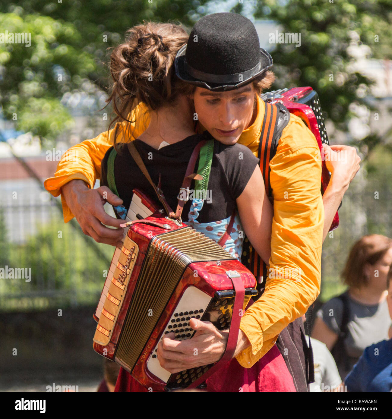 Reisen pantomime Firma namens 'Tarkabarka' Show in Sopron, Ungarn am 27. Mai 2017. Die beiden Künstler spielen auf dem Akkordeon. Stockfoto