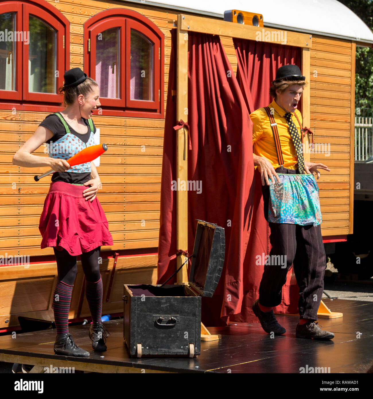 Reisen pantomime Firma namens 'Tarkabarka' Show in Sopron, Ungarn am 27. Mai 2017. Ausdrücke: Cocky und erstaunt Stockfoto