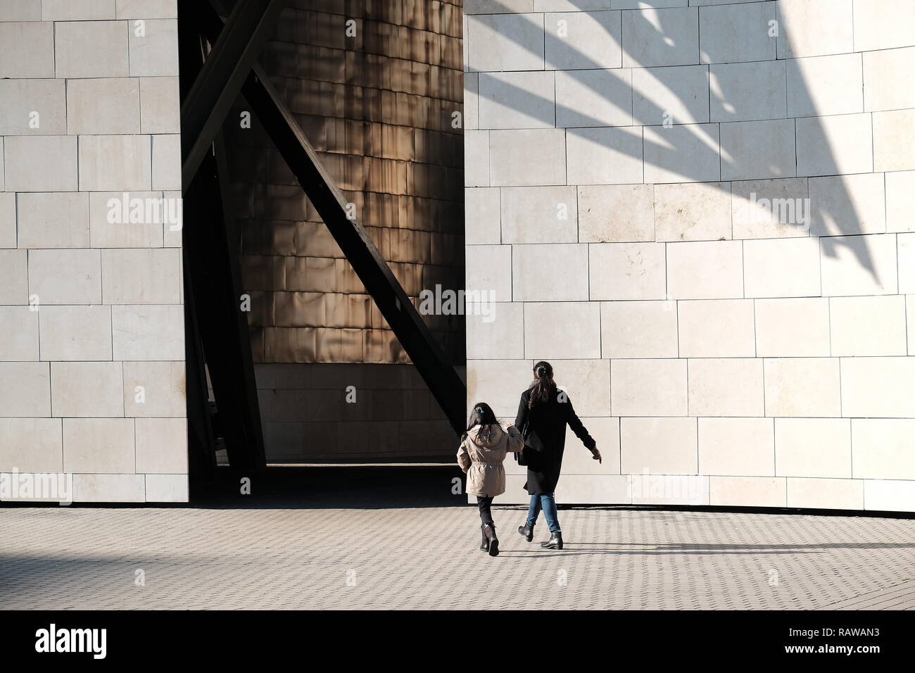 Mutter und Kind zu Fuß in die Stadt und futuristische Museum Stockfoto