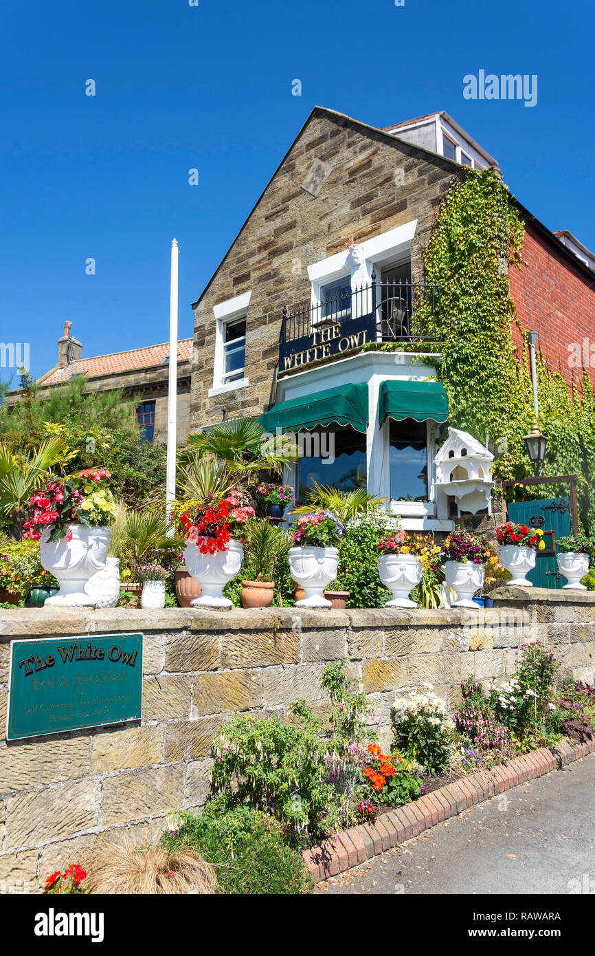 The White Owl Apartments, Station Road, Robin Hood's Bay, North Yorkshire, England, Großbritannien Stockfoto