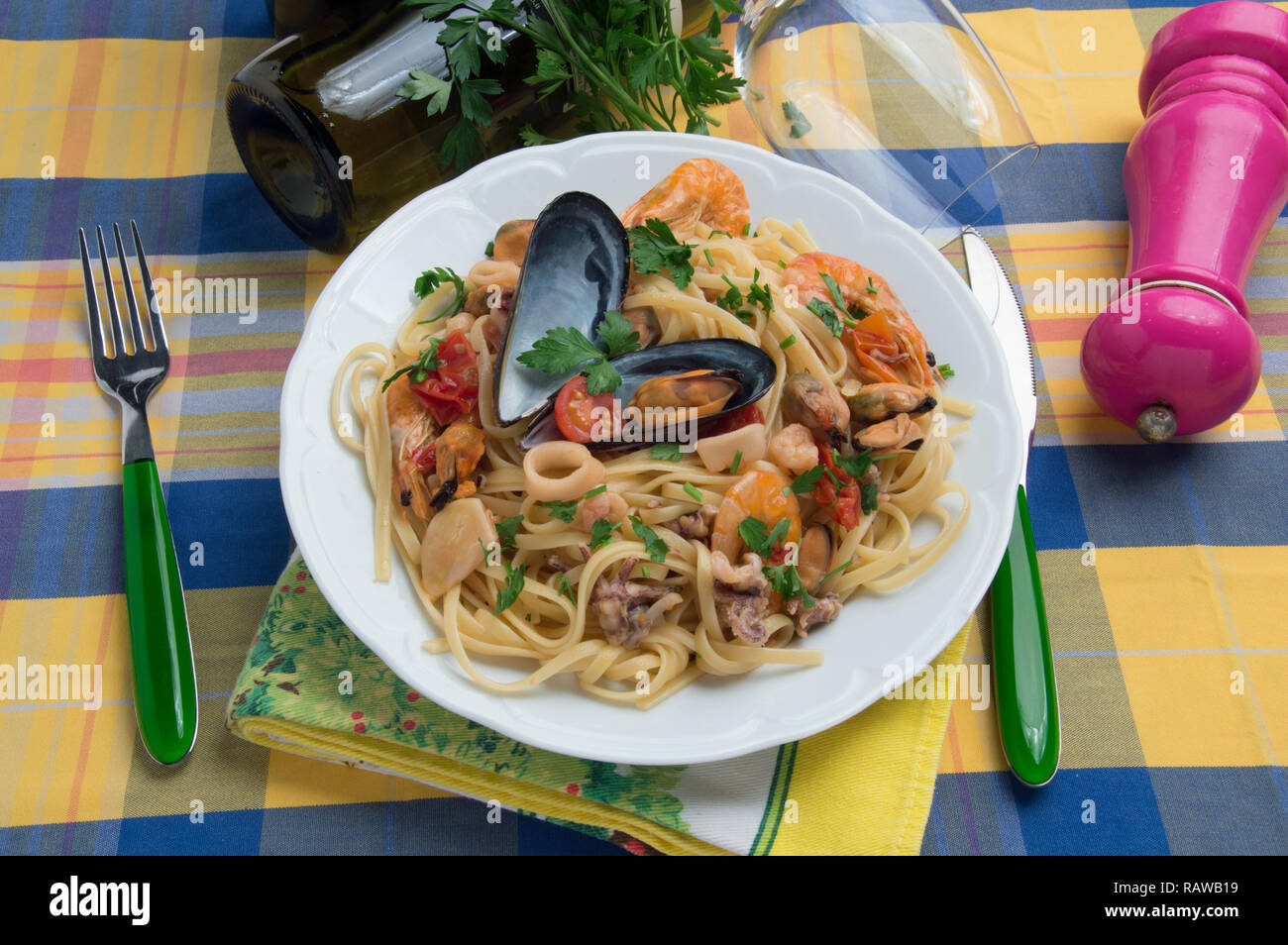 Typische italienische pasta Rezept: 'Spaghetti allo Scoglio". Spaghetti Pasta mit seaffod in Tomatensoße. Stockfoto