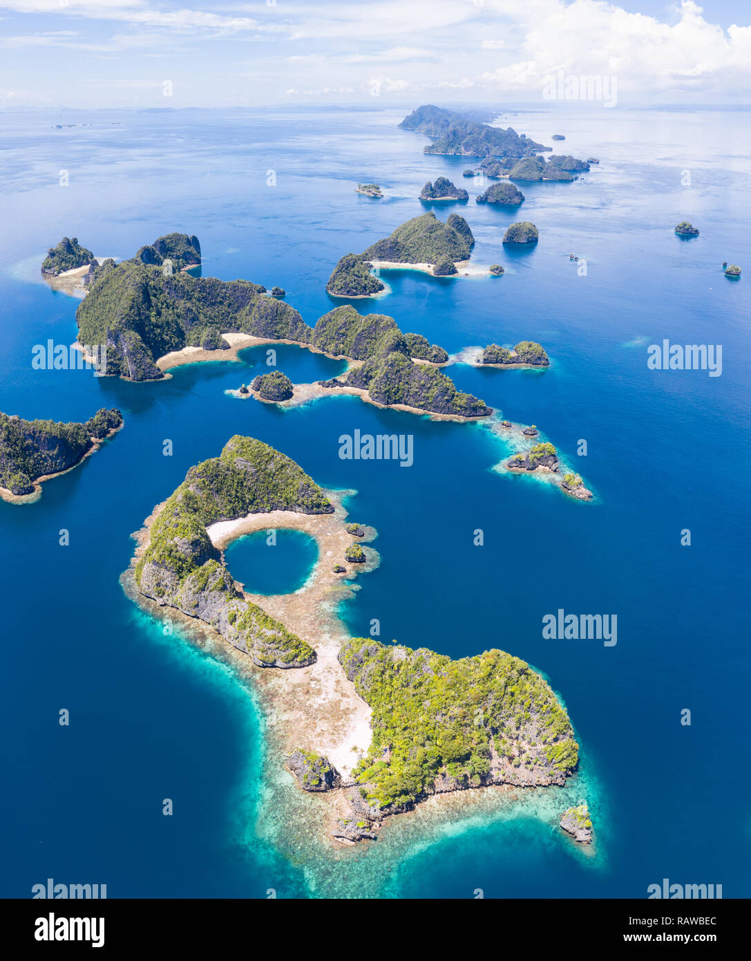 Remote Kalkstein Inseln Aufstieg von der atemberaubenden Küstenlandschaft in Raja Ampat, Indonesien. Dieser vielfältigen Region ist als Herz der Korallen Dreieck bekannt. Stockfoto