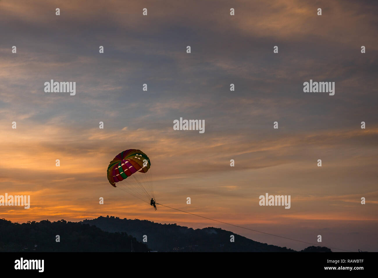 Adrenalin Abenteuer erwartet Sie bei Pa Tong Beach Phuket Thailand Stockfoto