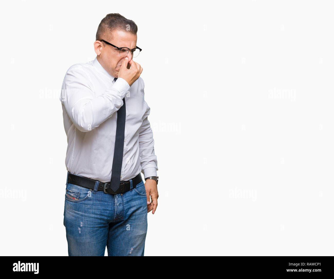 Mittleres Alter bussines arabischer Mann Brille über isolierte Hintergrund riechen etwas stinkig und ekelhaft, unerträglichen Geruch, mit Atem Stockfoto