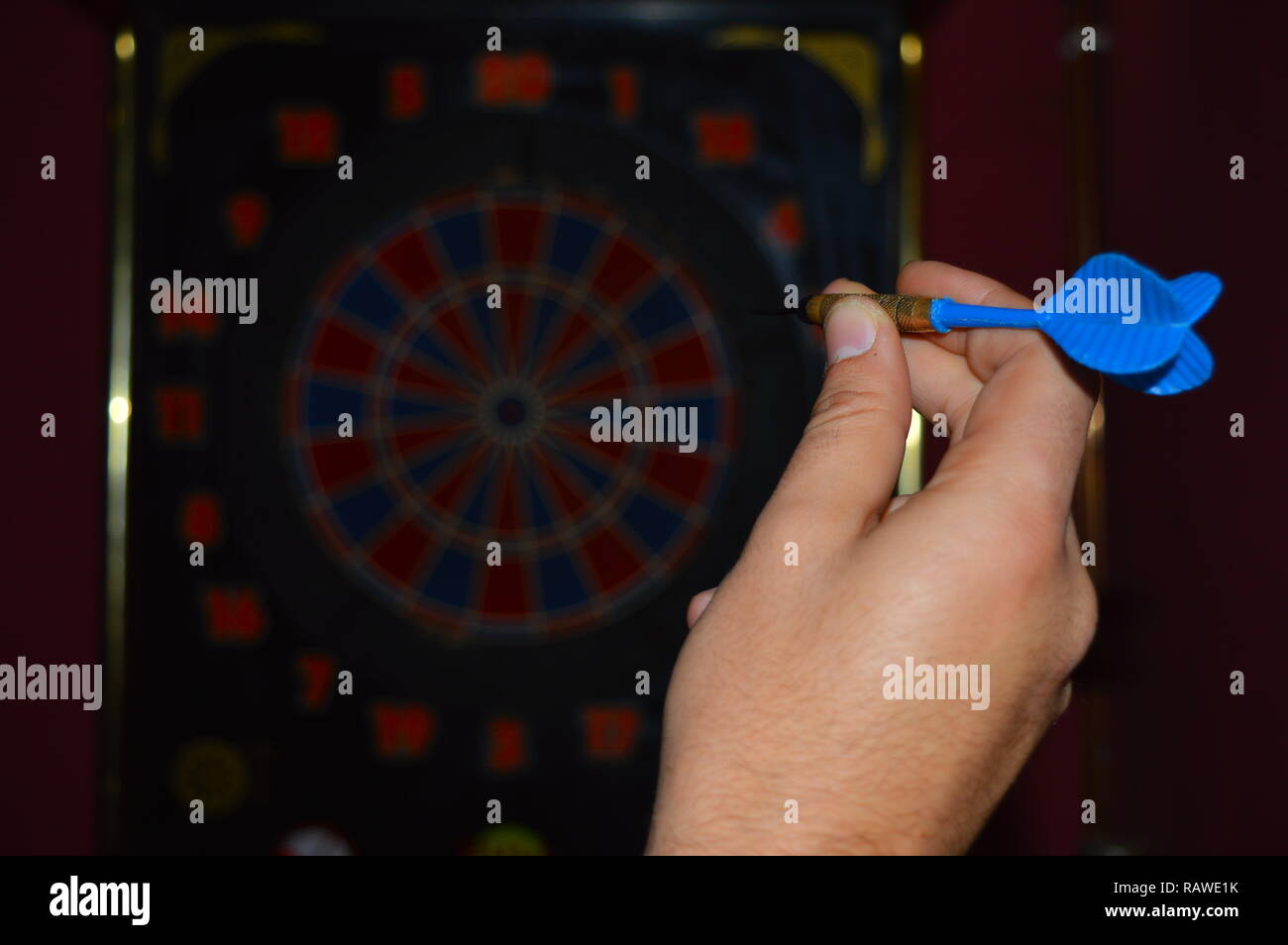Darts, Person spielen Dart schlagen Bulls Eye Stockfoto