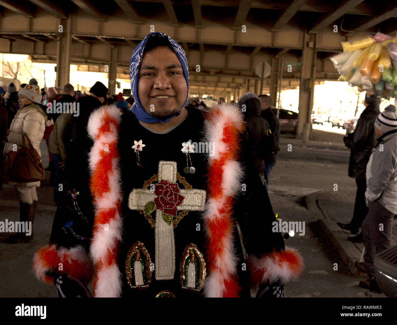 Mexikanische Volkstänzer fertig wird in den Jährlichen Drei Könige Day Parade in der Williamsburg Abschnitt von Brooklyn, 2015 zu tanzen. Stockfoto