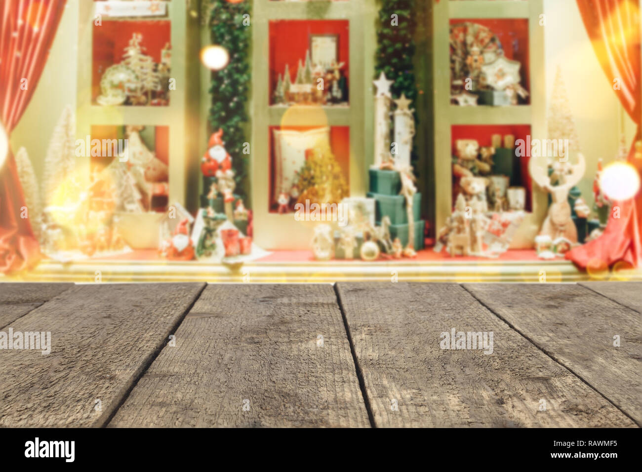 Holz- Tisch auf dem Hintergrund einer unscharfen Storefront in Weihnachten festlich eingerichtet - können verwendet werden, um die Montage, oder präsentieren Sie Ihre Produkte Stockfoto