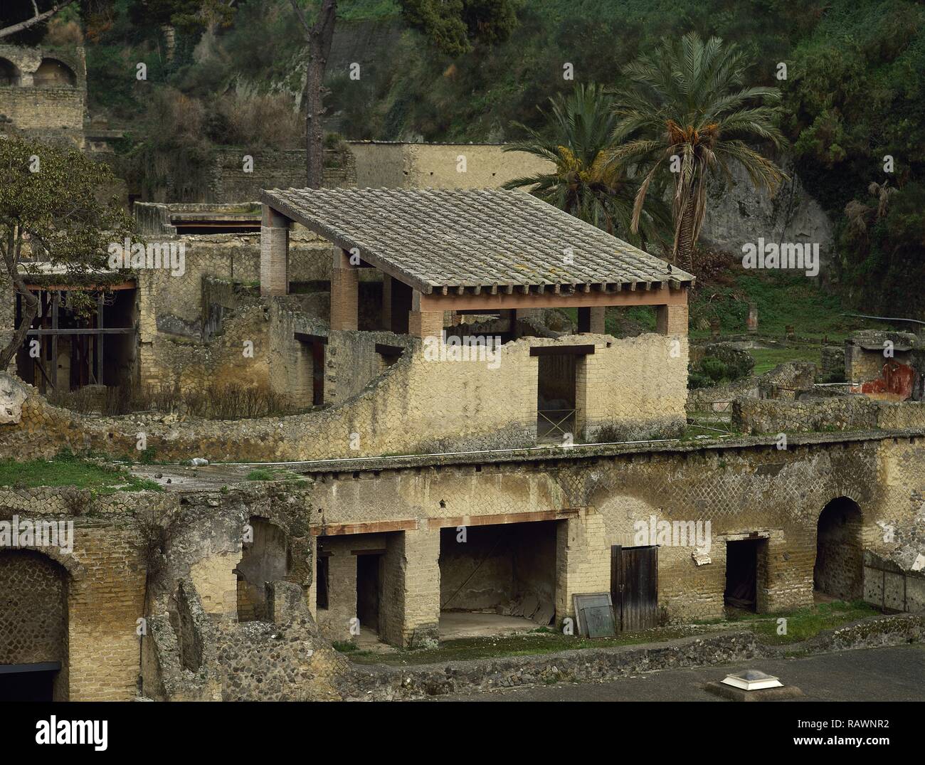 Italien. Herculaneum. Alte römische Stadt, die vom Ausbruch des Vesuv im Jahr 79 N.CHR. zerstört. Haus des Gem (Casa della Gemma). Am südlichen Ende der Cardo V. zwei-stöckigen Haus. Allgemeine Ansicht. Kampanien. Stockfoto