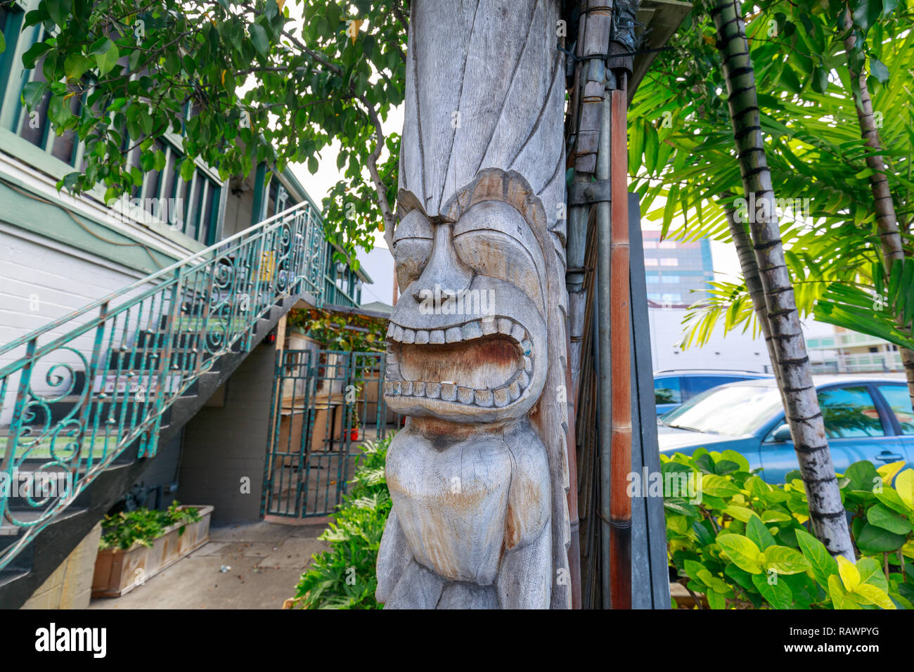 Honolulu, Hawaii - Dec 25, 2018: Alte polynesischen Stil tiki Holzschnitzereien in Waikiki Beach Stockfoto