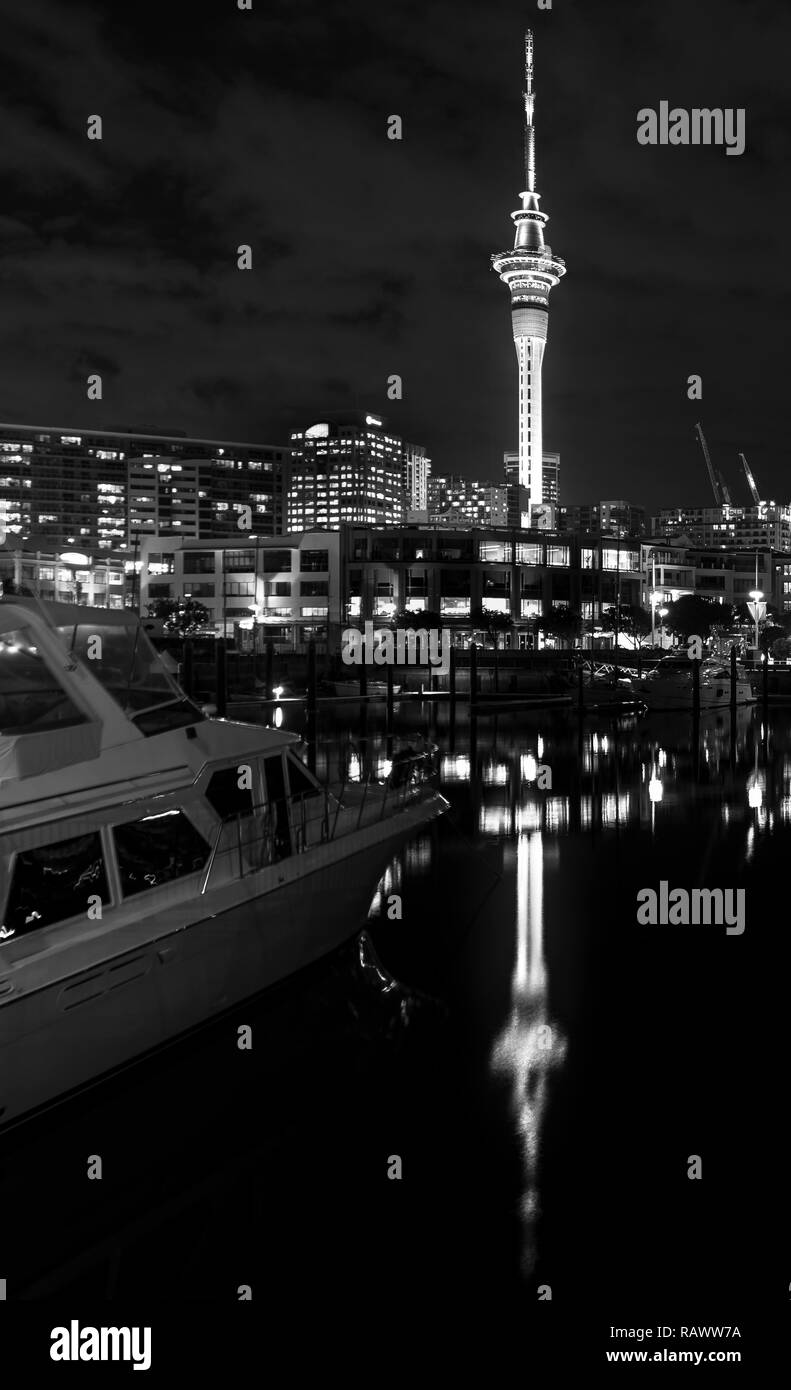 Ein Blick auf den Sky Tower in Auckland in Neuseeland Stockfoto