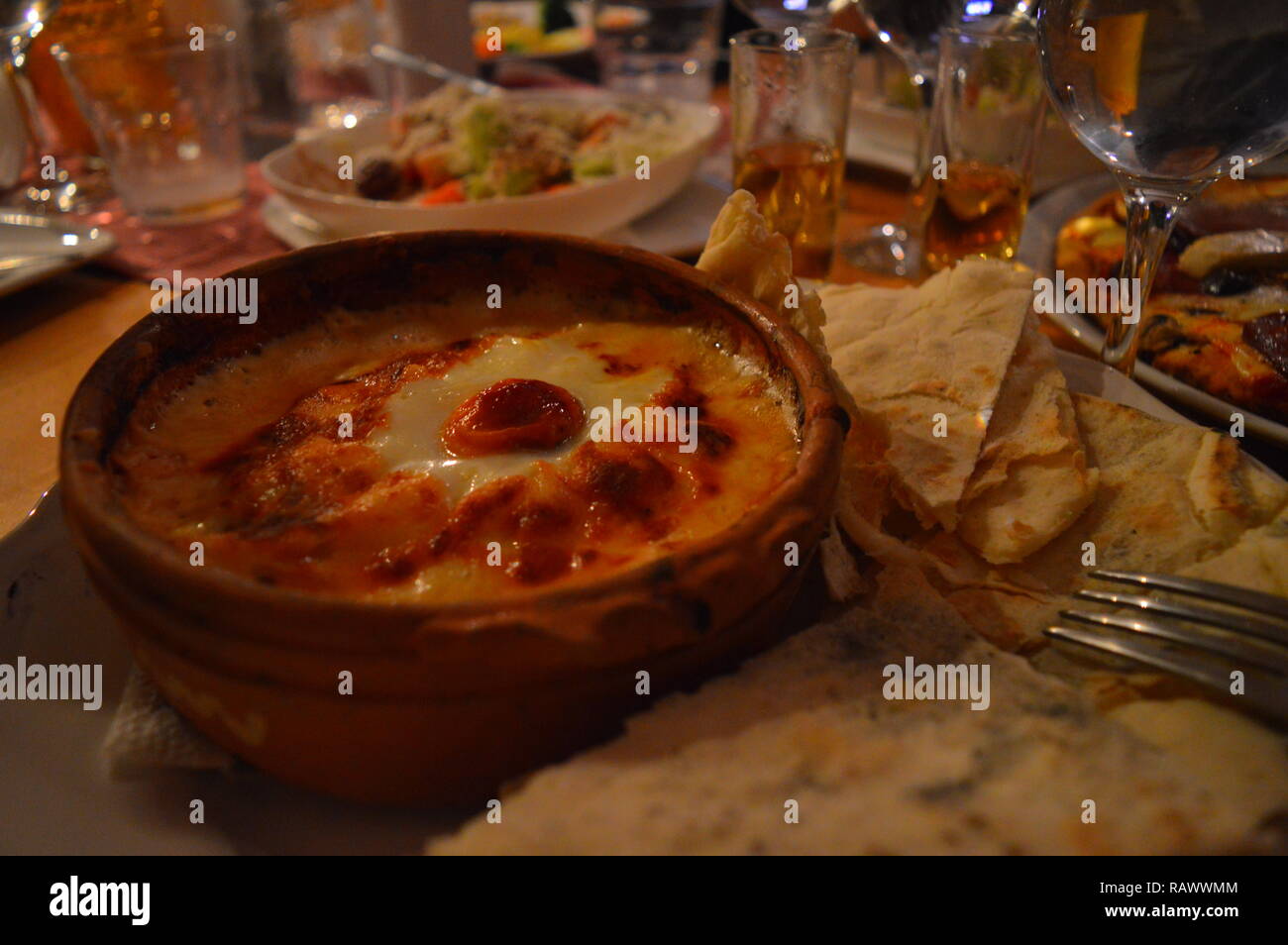 Traditionelle Mahlzeit in einem Tontopf Stockfoto