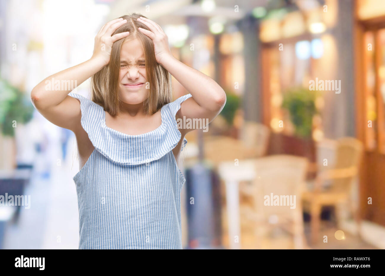 Junge schöne Mädchen über isolierte Hintergrund Kopfschmerzen leiden, verzweifelte und betonte, weil Schmerz und Migräne. Hände auf den Kopf. Stockfoto