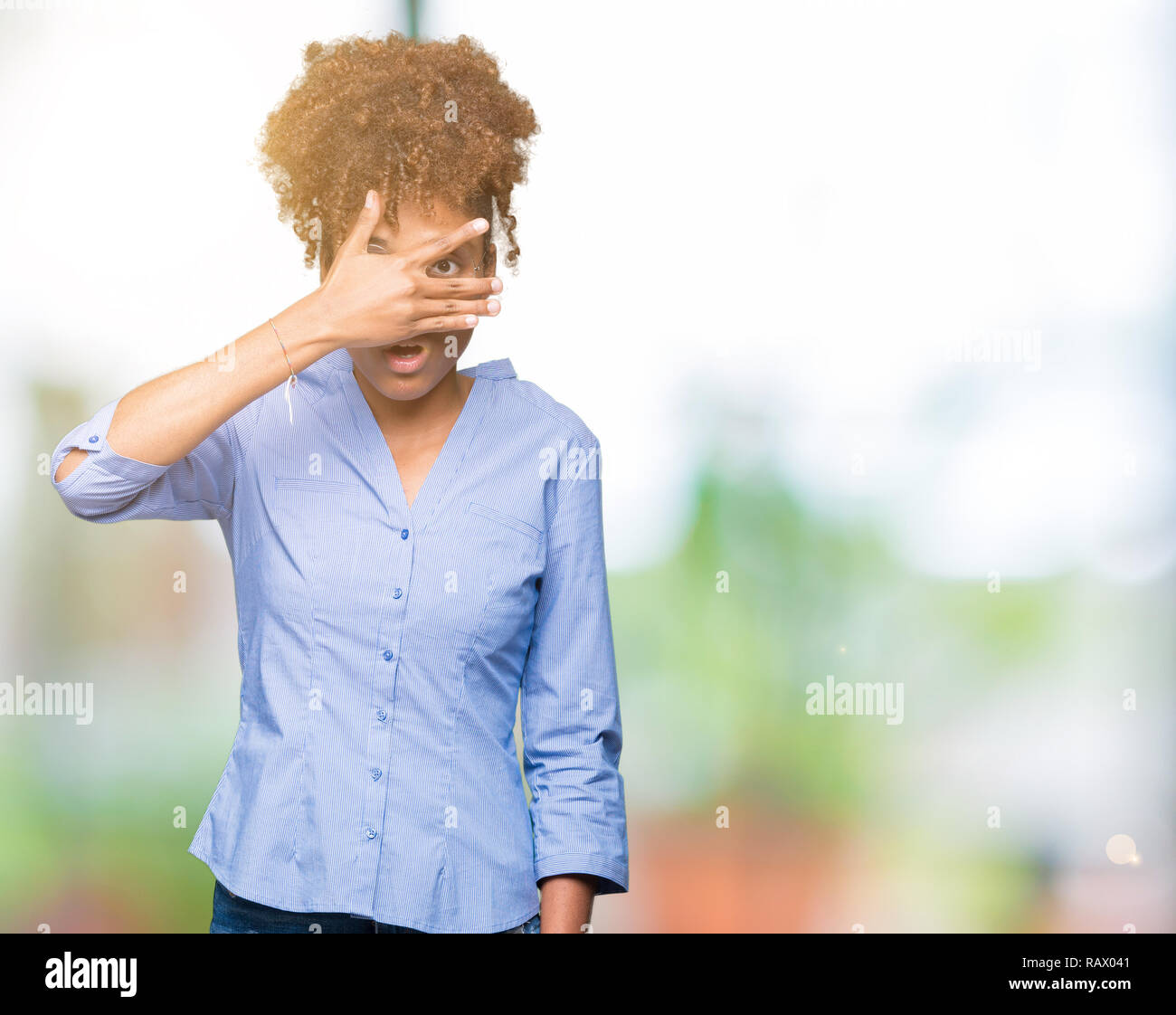 Schöne junge afrikanische amerikanische Geschäftsfrau über isolierte Hintergrund peeking im Schock für Gesicht und Augen mit der Hand, schauen durch die Finger wi Stockfoto