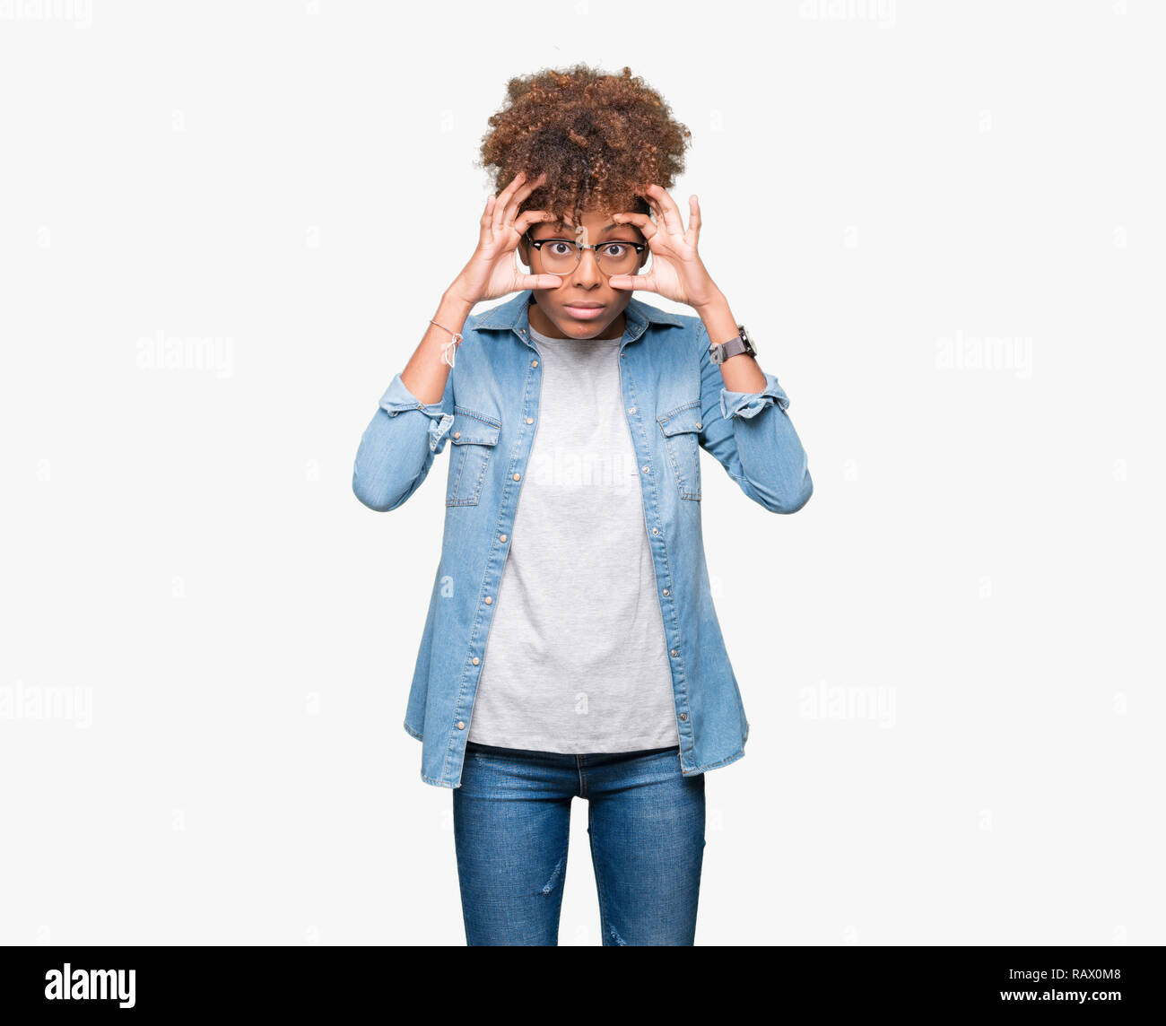 Schöne junge afrikanische amerikanische Frau Brille über isolierte Hintergrund versuchen, Augen mit den Fingern, schläfrig und müde für morgendliche Müdigkeit zu öffnen. Stockfoto
