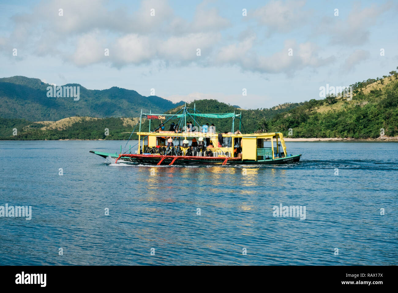 Eine gelbe Fahrgastschiff roamoing auf der wunderschönen Strände von Coron, Palawan, Philippinen Stockfoto