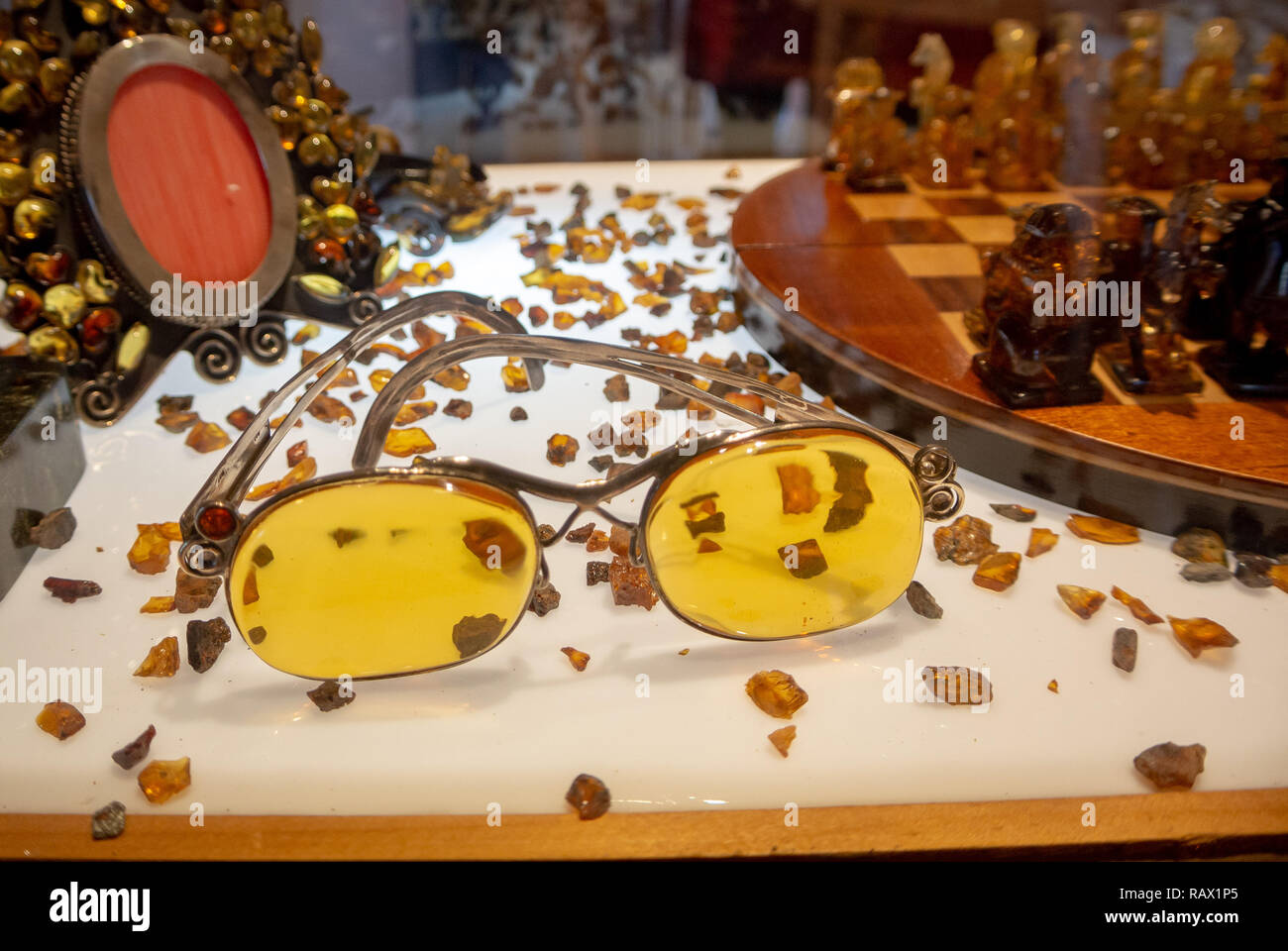 Sonnenbrille mit gelben Linsen neben dem Schachbrett an Bernstein Museum, San Cristobal de las Casas, Chiapas, Mexiko Stockfoto