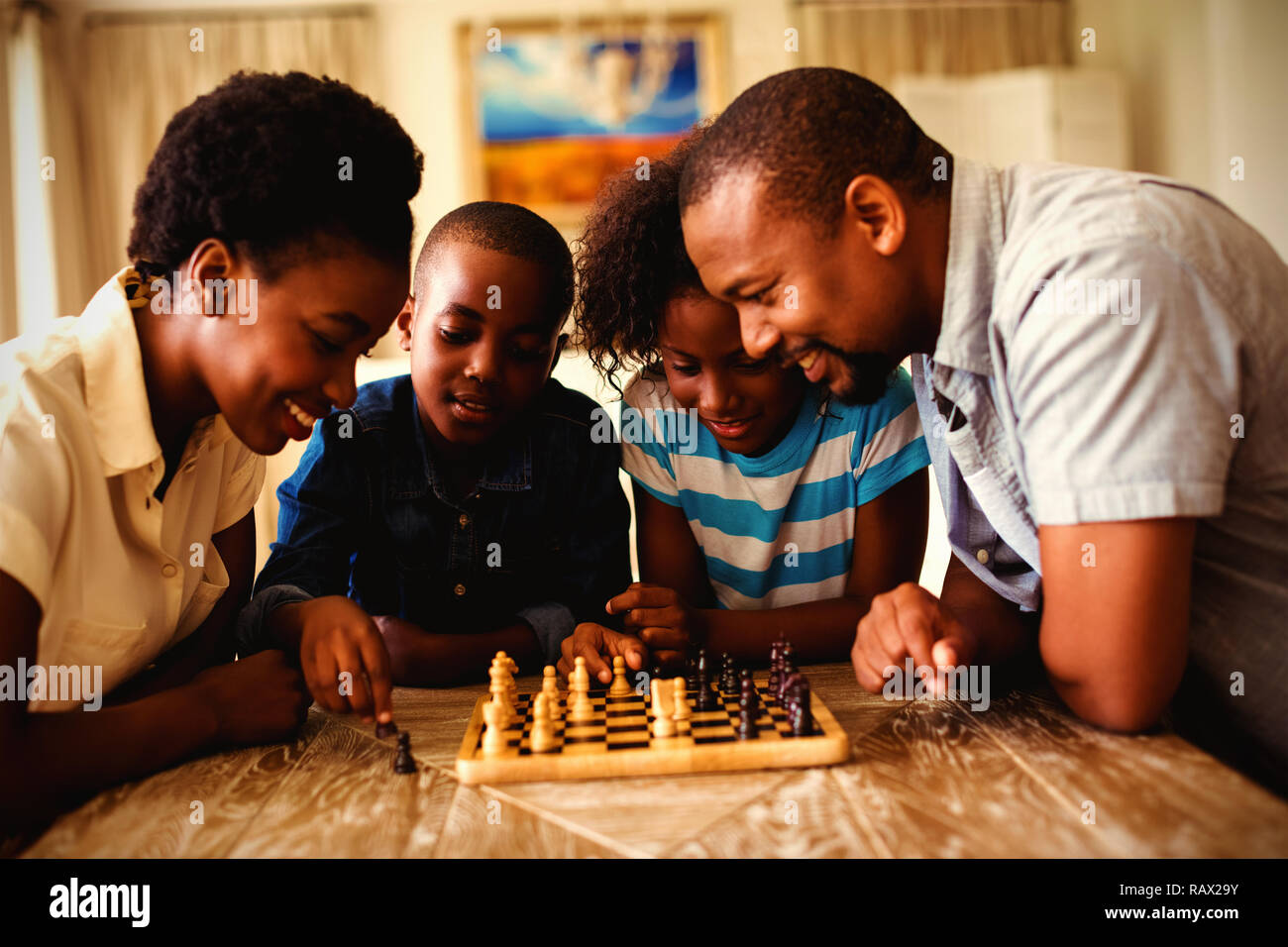 Familie Schach zusammen spielen zu Hause im Wohnzimmer Stockfoto