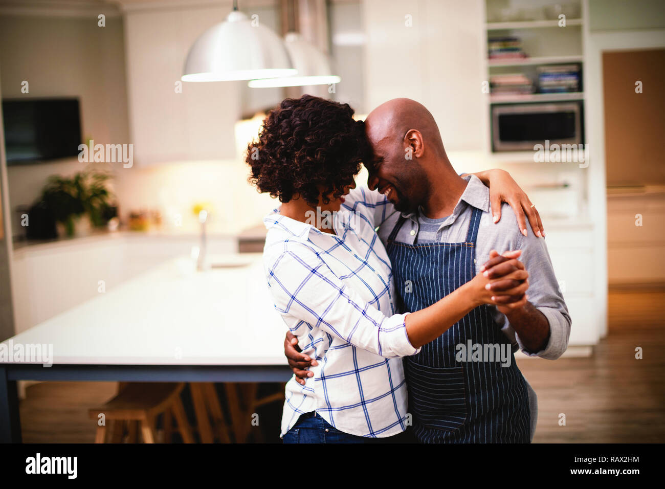 Romantisch zu zweit tanzen in Küche Stockfoto