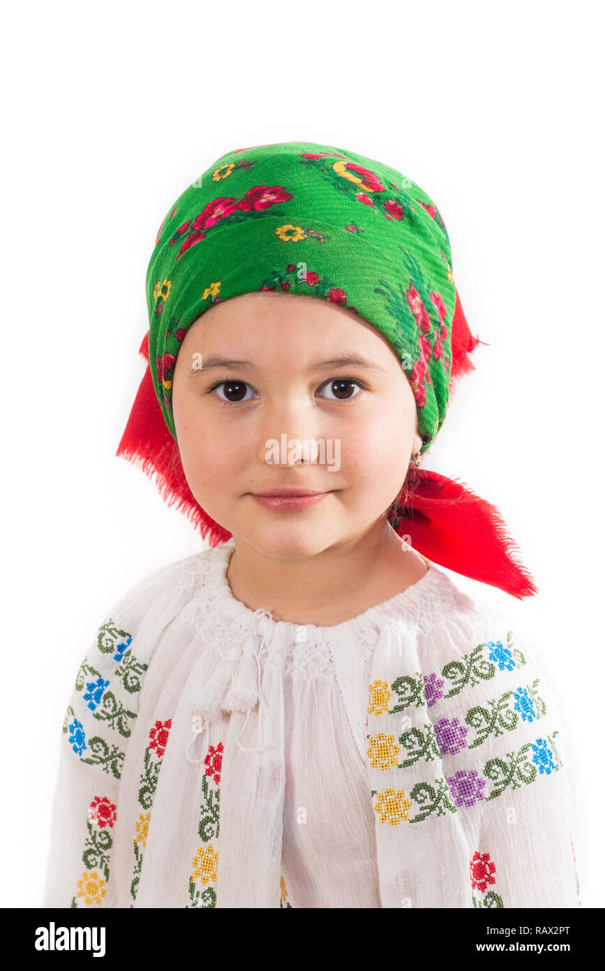 Nahaufnahme von einem jungen Mädchen mit dem Kopf in der traditionellen Tracht gekleidet. Rumänische Folklore. Posieren in einem Studio auf einem weißen Hintergrund. Stockfoto