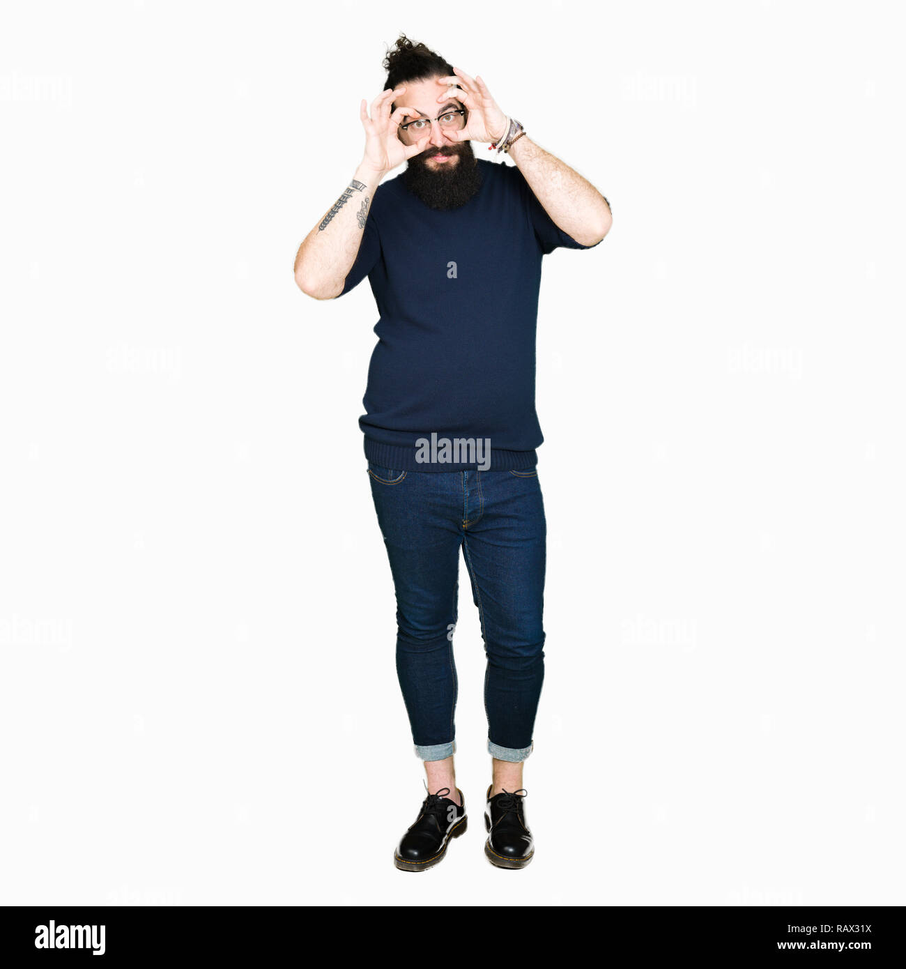 Junge hipster Mann mit langen Haaren und Bart, Brille, Augen mit den Fingern, schläfrig und müde für morgendliche Müdigkeit zu öffnen. Stockfoto
