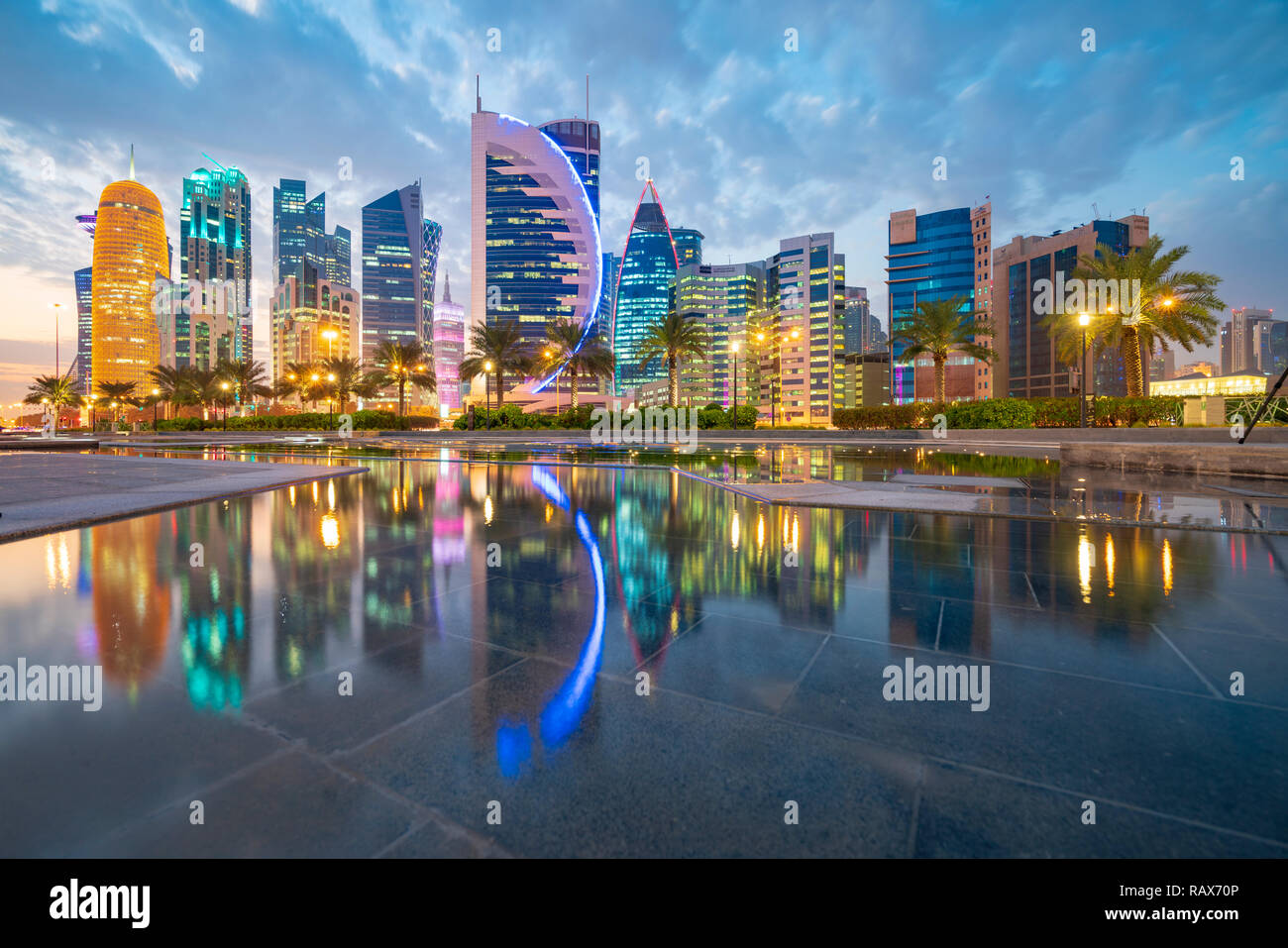 Am Abend Blick auf die Skyline von West Bay business district in Doha, Katar Stockfoto