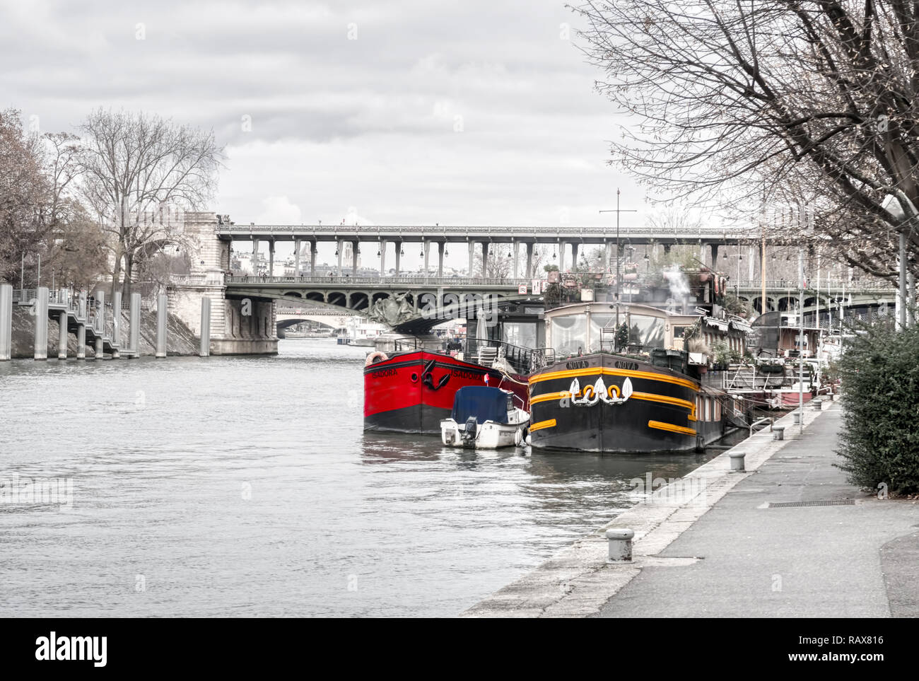 Hausboote günstig auf der Seine in der Nähe des Pont Bir-Hakeim - Paris Stockfoto