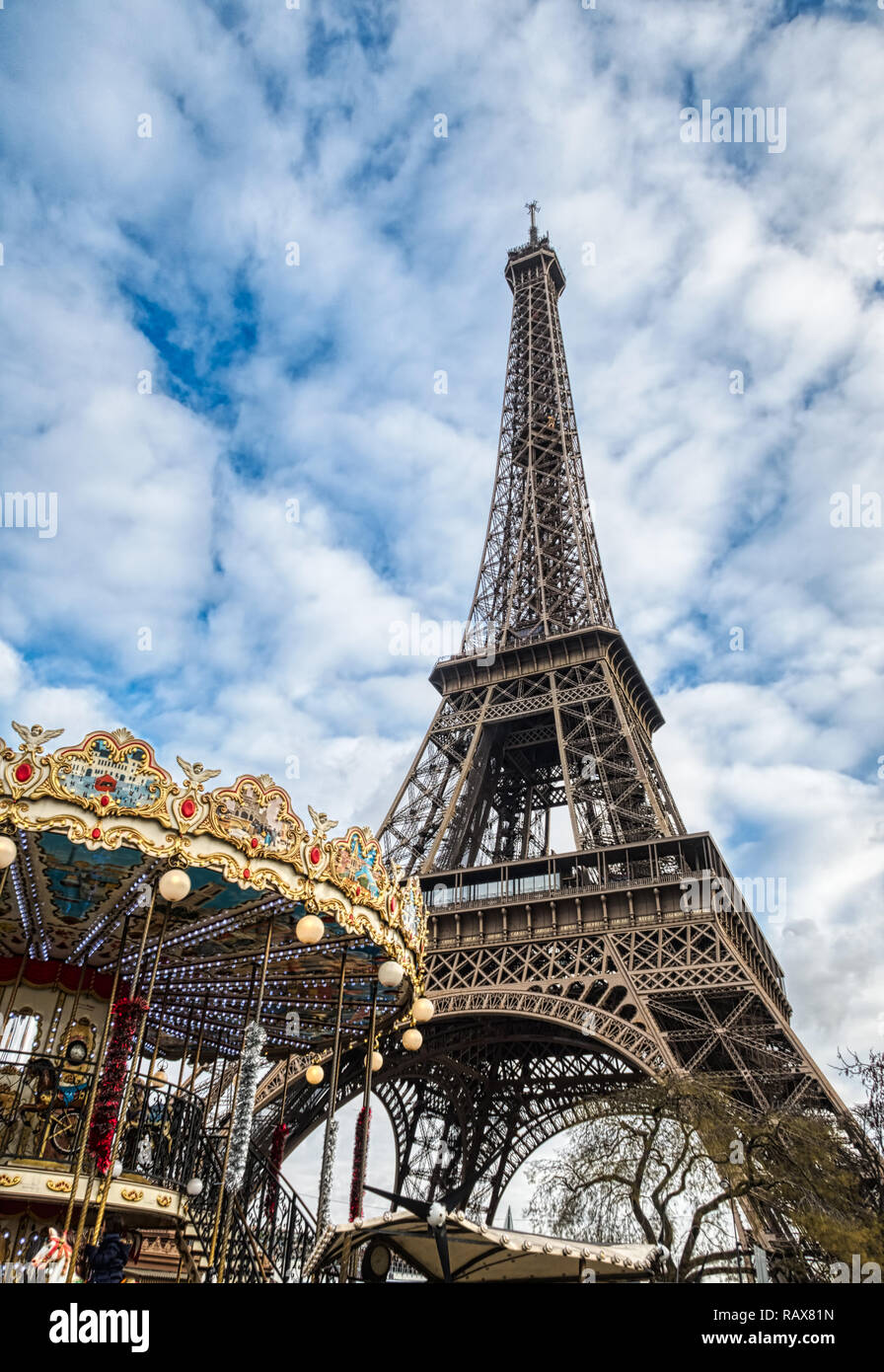 Eiffelturm und Karussell in Paris. Stockfoto