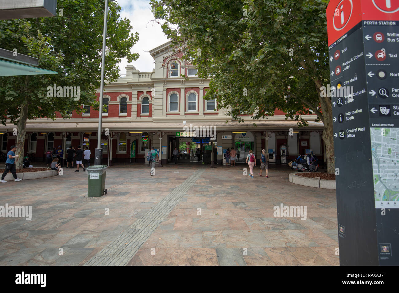 Transperth Bahnhof in Wellington Street befindet sich im Zentrum der australischen Stadt, in dem die Metropolregion mit mehreren Linien. Stockfoto