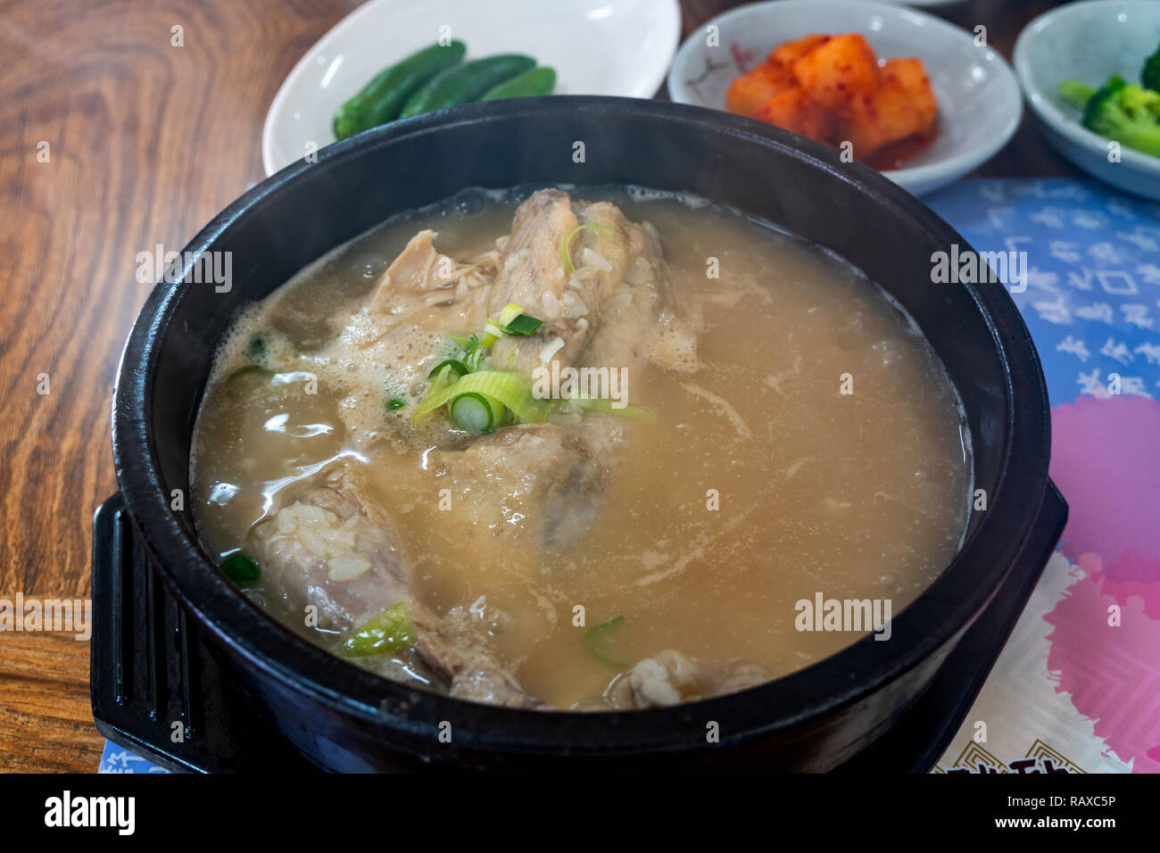 Samgyetang Ginseng Hühnersuppe. Koreanisches Essen Stockfoto