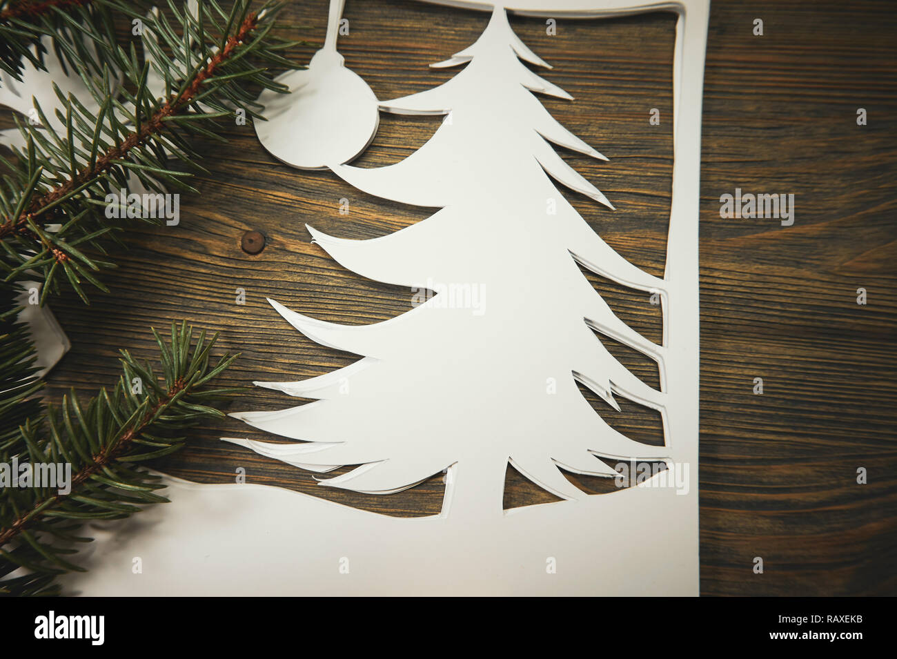 Vorbereitung umweltfreundliche Weihnachtsschmuck Konzept. Nahaufnahme der Stapel weißes Papier, Ornament und Zweig der Grünen Nadelholz Kiefer Stockfoto