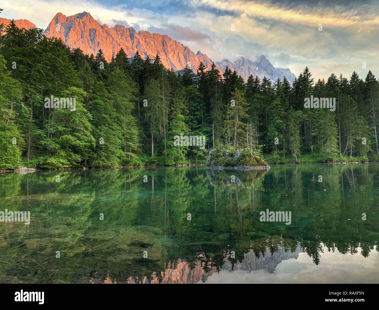 Das zugspitz Massiv, Badersee in Grainau, Bayern, Stockfoto