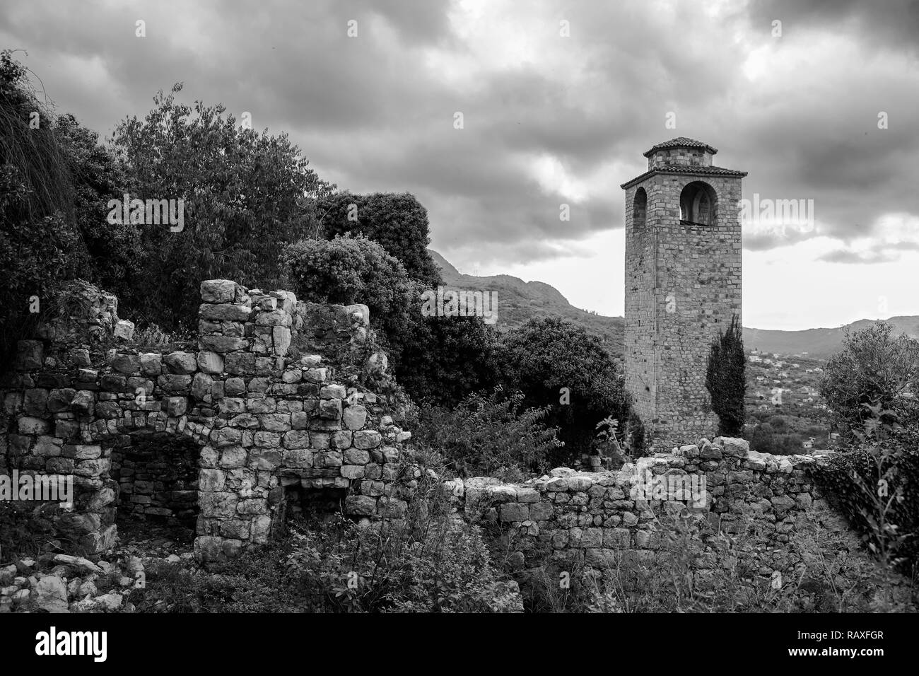 Sahat Kula, Türkische Clock Tower, gebaut 1752, in der zerstörten Stadt Stari Bar, Montenegro Stockfoto