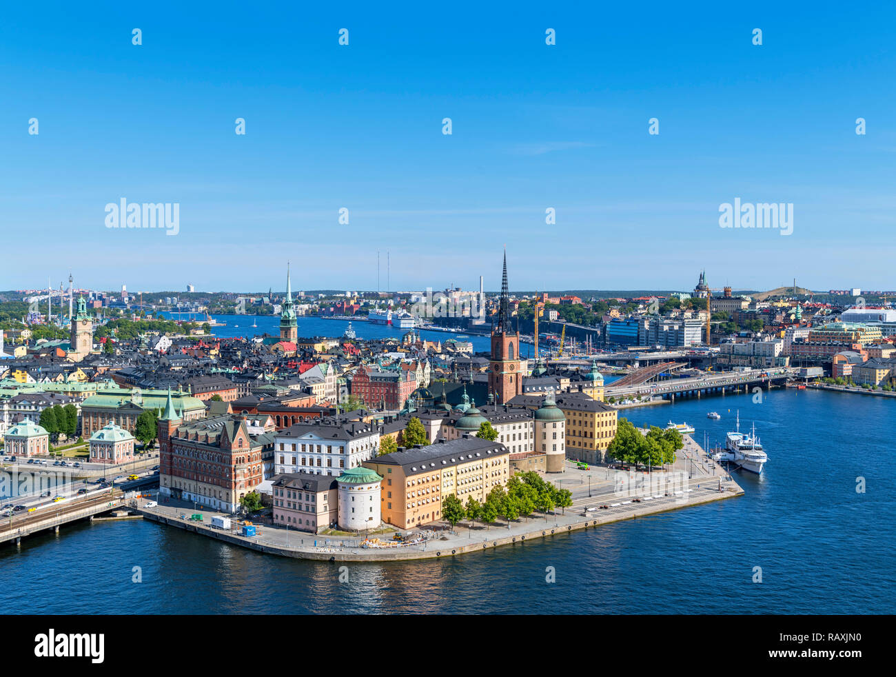 Luftaufnahme von Riddarholmen und Gamla Stan (Altstadt) vom Turm der Stockholmer Rathaus (stadshuset), Kungsholmen, Stockholm, Schweden Stockfoto