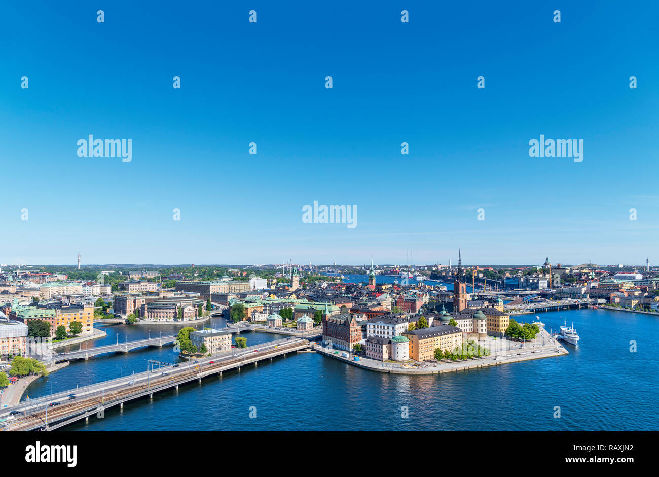 Luftaufnahme von Riddarholmen und Gamla Stan (Altstadt) vom Turm der Stockholmer Rathaus (stadshuset), Kungsholmen, Stockholm, Schweden Stockfoto