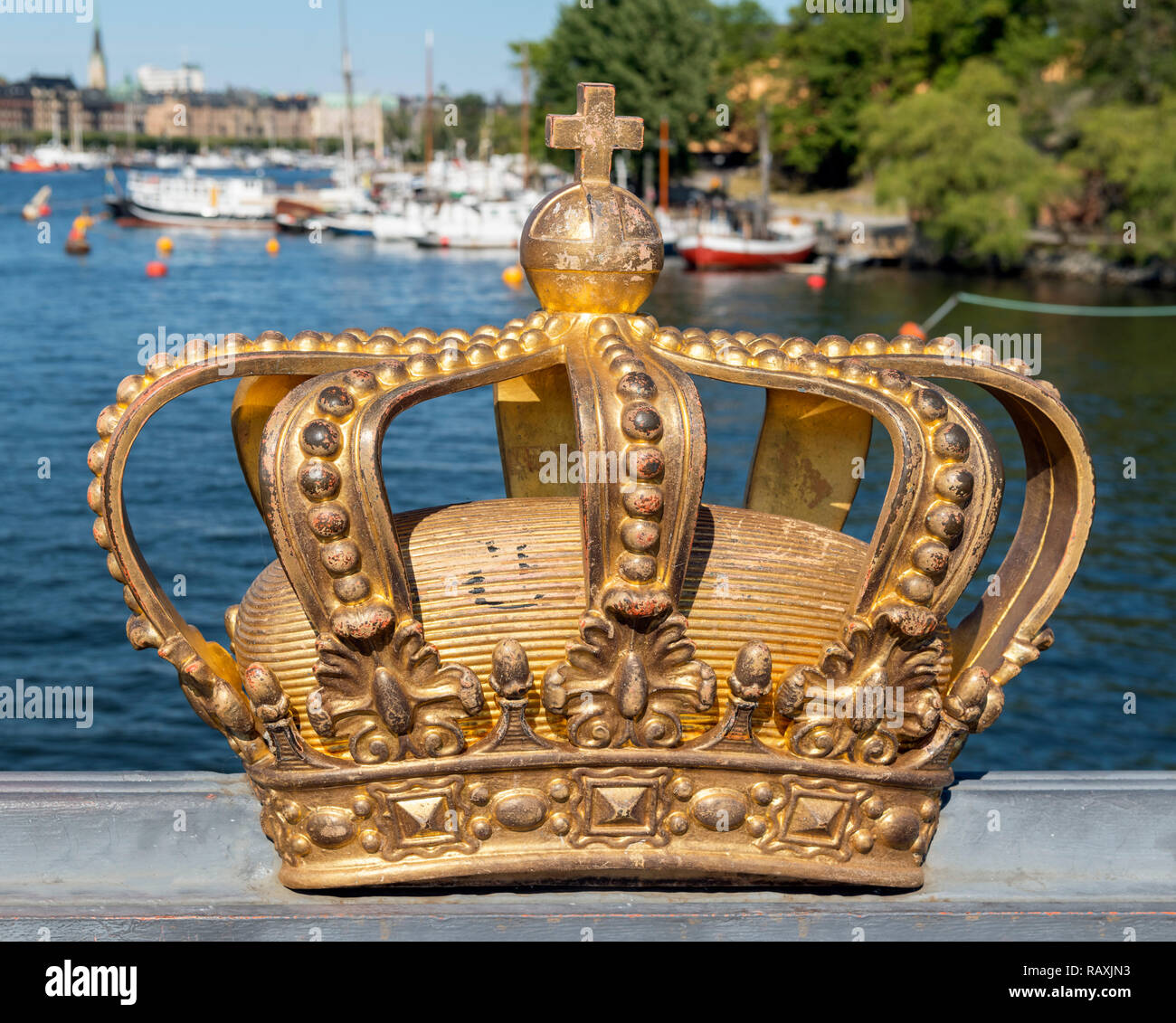 Schwedische Krone auf Skeppsholmen Brücke, Stockholm, Schweden Stockfoto