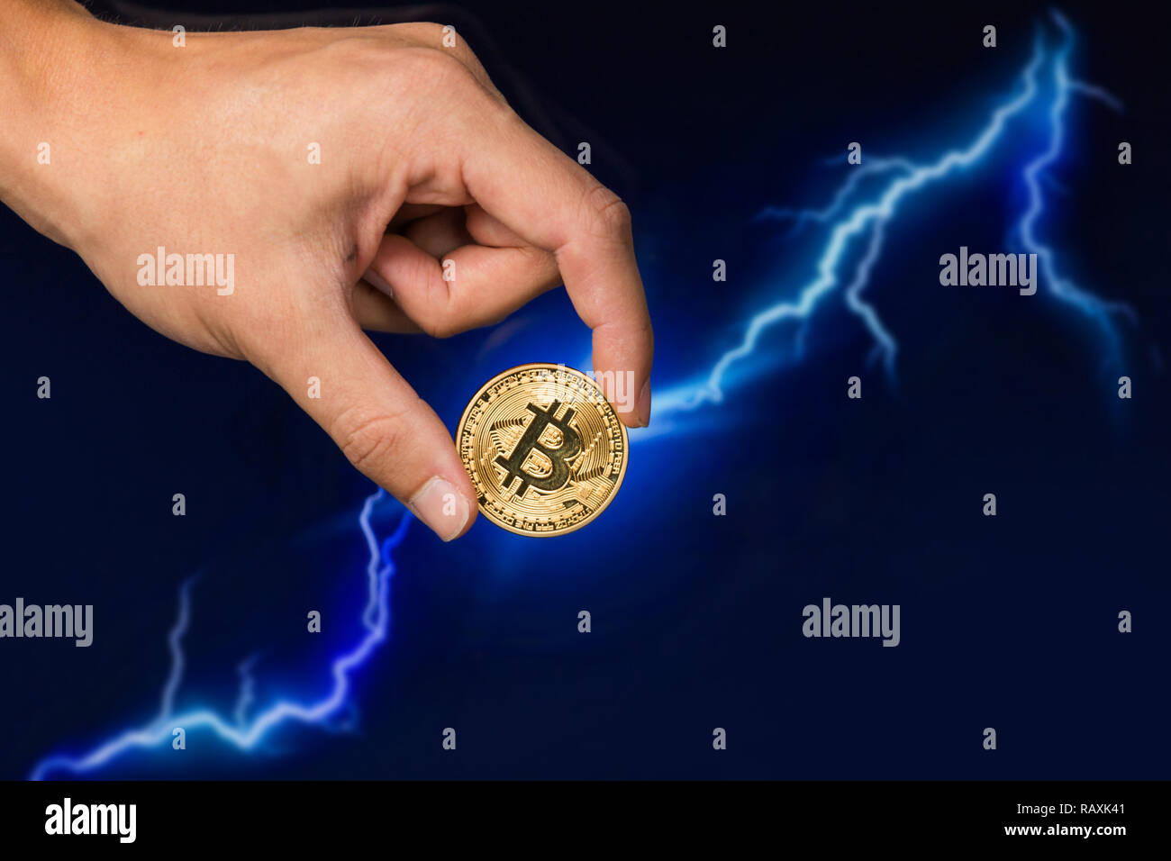 Mann hält Bitcoin gold Münze vor Blitzschlag netzwerk konzept Hintergrund Stockfoto