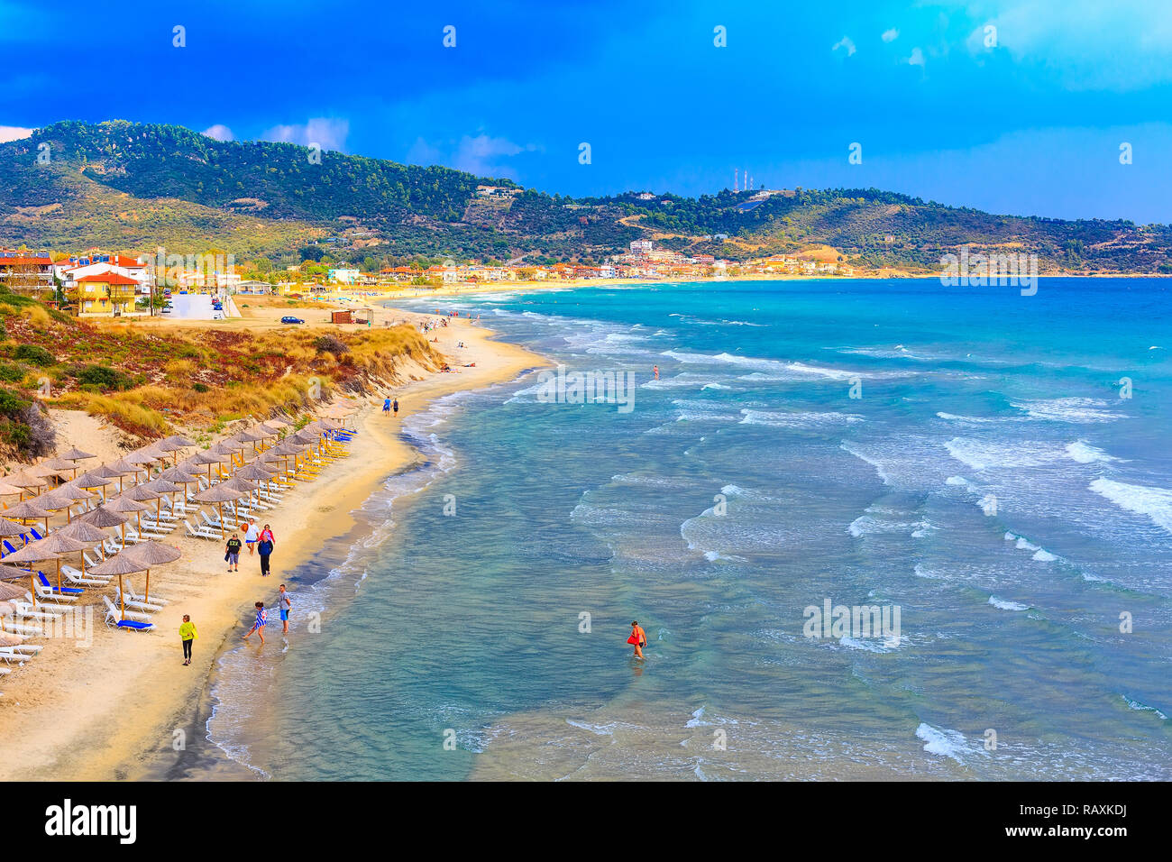 Sarti, Griechenland - 26. September 2016: Sommer griechische Strand Ferienhäuser Panorama mit türkisblauem Meer Wasser Wellen und Sonnenschirme, Griechenland Stockfoto