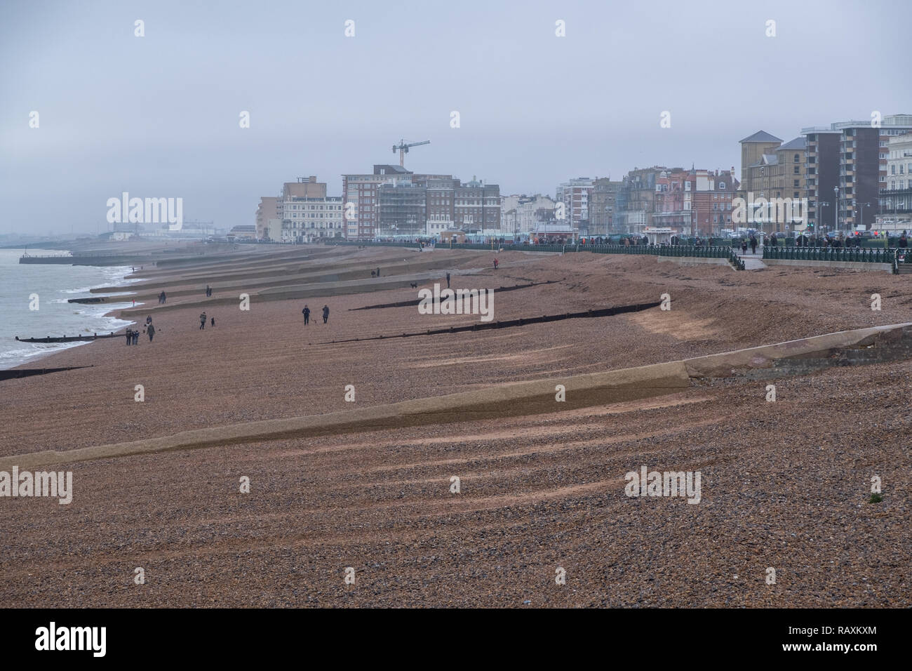 Panoramablick auf den Strand von Brighton, East Sussex, UK. An einem kalten, bewölkt, Tag Misty's Winter fotografiert. Stockfoto