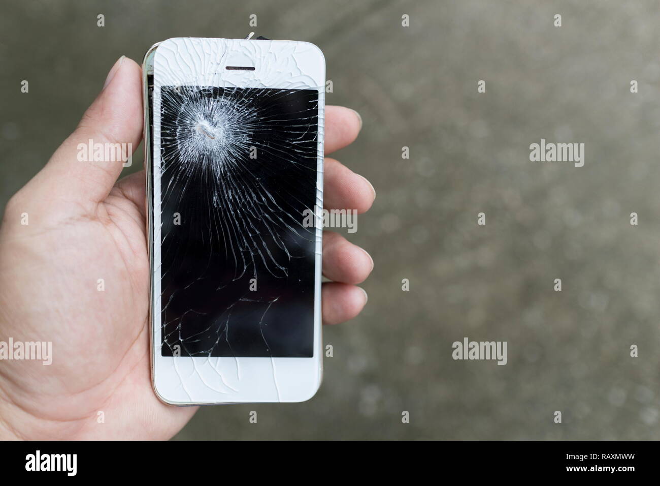 Hände halten einen gebrochenen Smartphone mobile mit defekten Bildschirm. Stockfoto