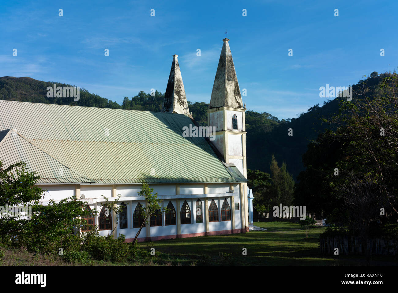 Eine portugiesische Kirche hoch in den Bergen im Zentrum von Timor-leste. Stockfoto