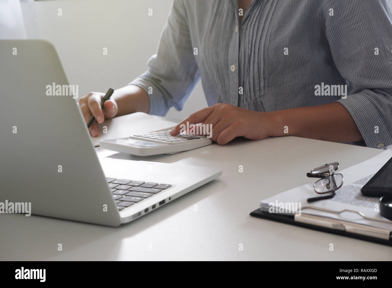Zugeschnittenes Bild von professionellen Geschäftsfrau in Ihrem Büro arbeiten über Laptop junge weibliche Manager mit tragbaren Computer Stockfoto