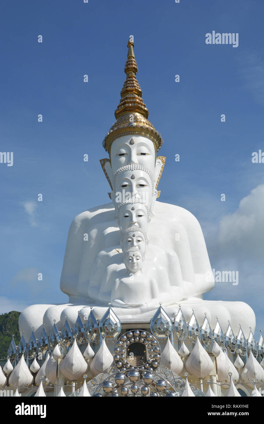 Fünf sitzende Buddha Statue auf blauen Himmel, ist ein buddhistisches Kloster und Tempel in Phetchabun, Thailand. Sie sind Public Domain oder Schatz des Buddhismus, n Stockfoto