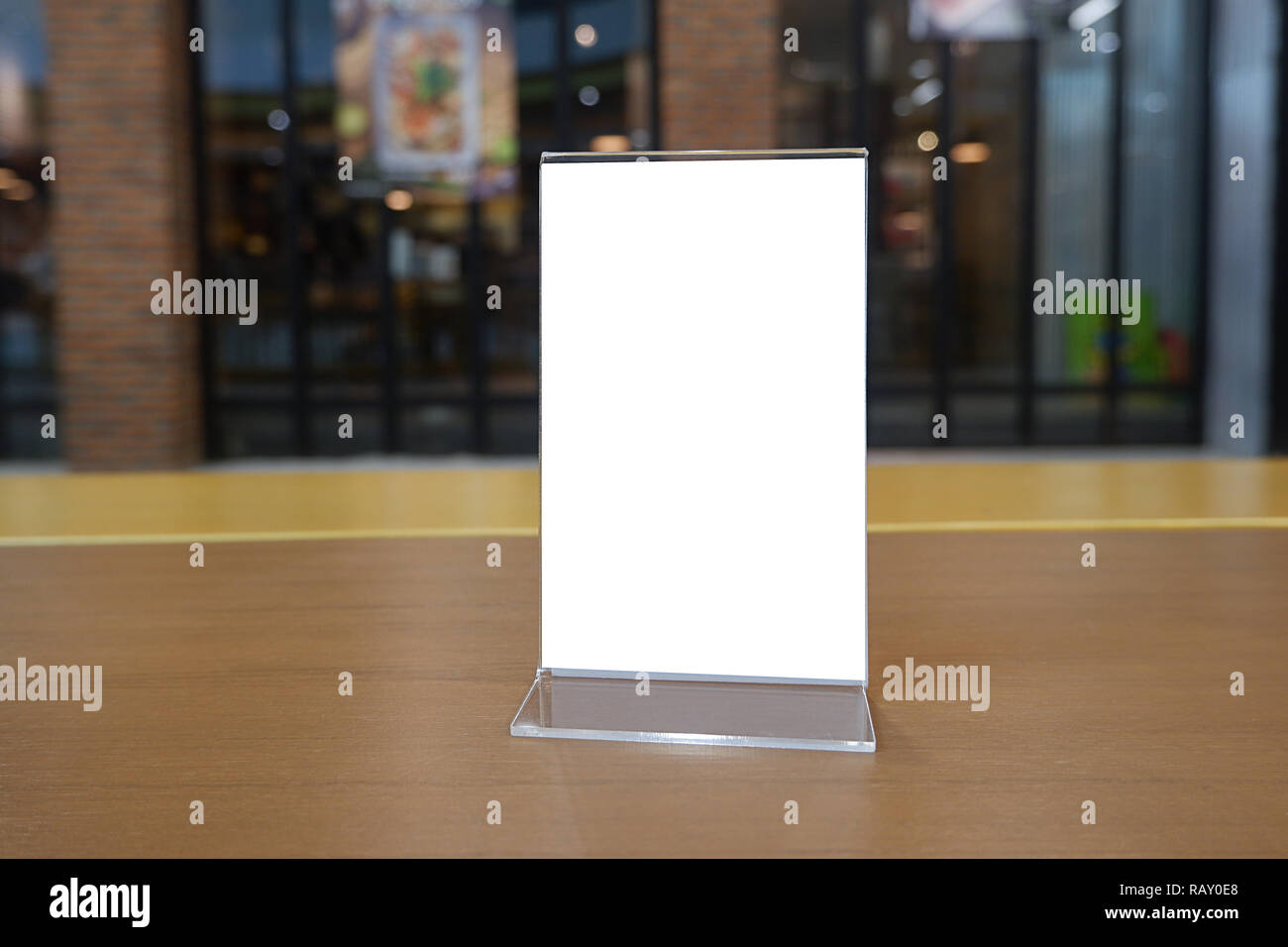 Menü frame stehen auf Holz Tisch in der Bar Restaurant Cafe. Platz für Text Marketing Promotion - Bild Stockfoto