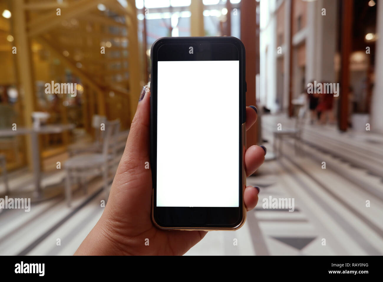Woman's Hände, die smart phone mit leeren Kopie Platz für Ihren Text Nachricht oder Information Content, weiblich lesen SMS auf Handy Tele fon Stockfoto