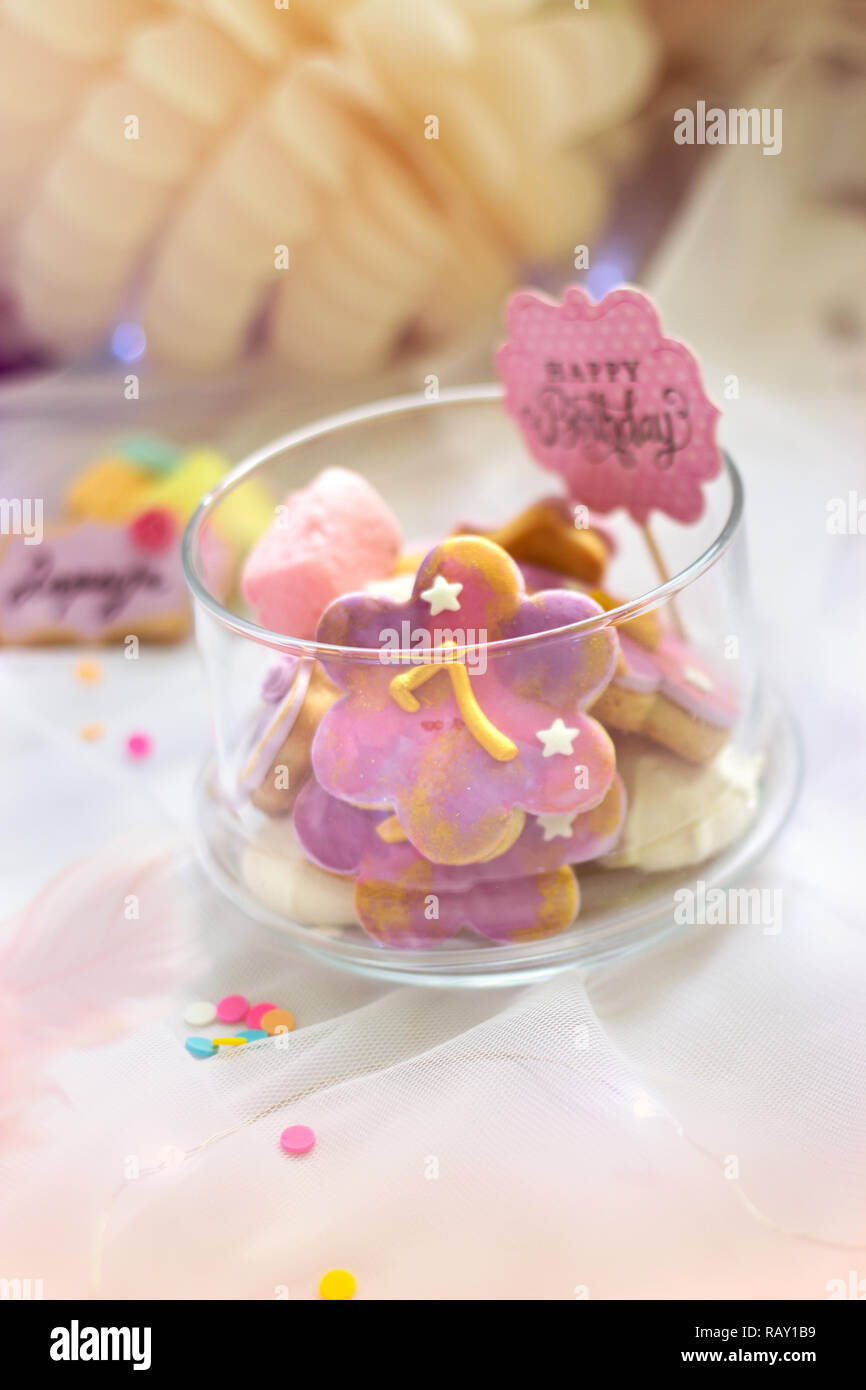 Geburtstag Cookies - Detail einer Dessert Tabelle - bunte Plätzchen mit ...