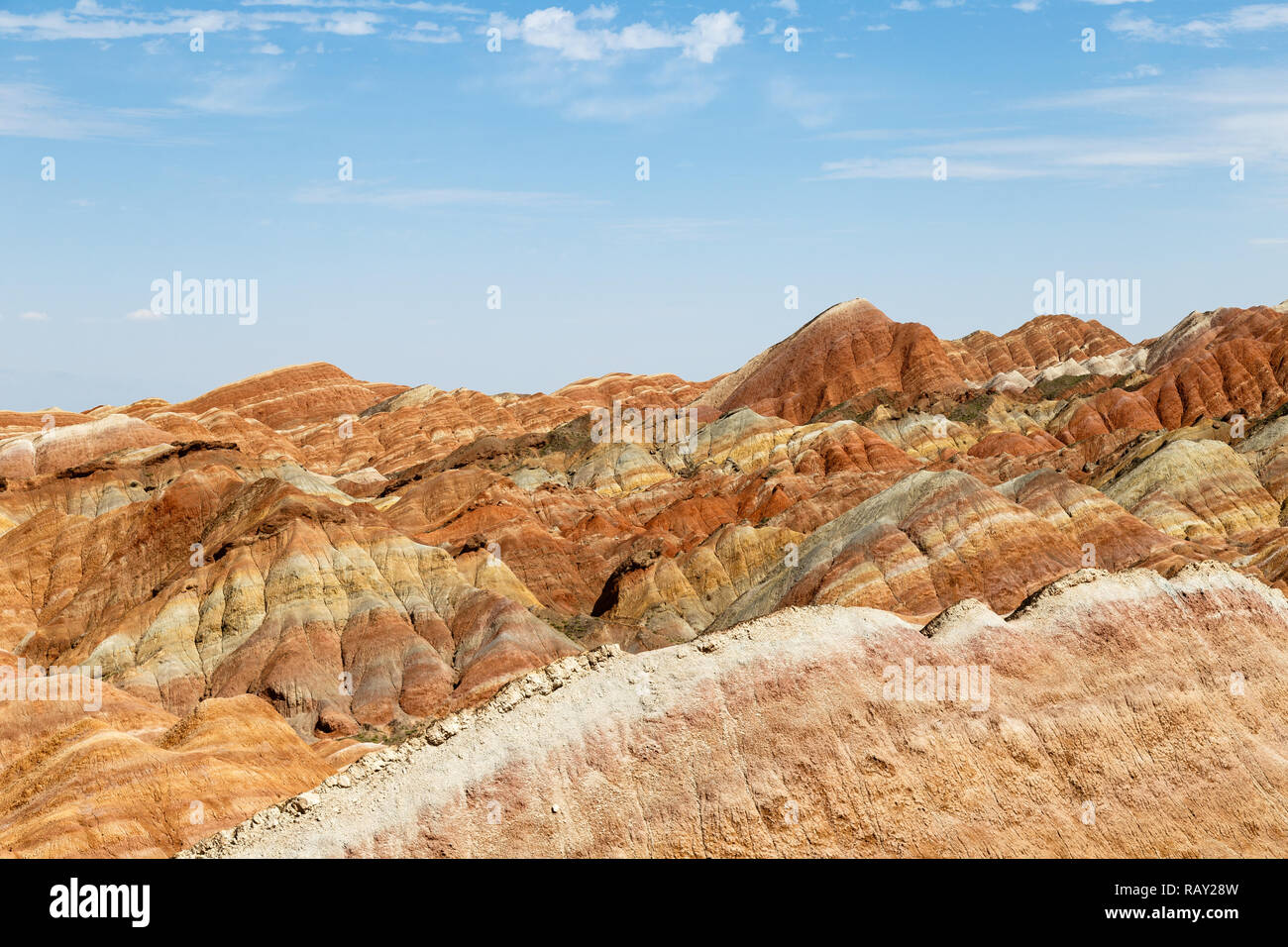 Danxia Feng, oder farbigen Rainbow Bergen, in Zhangye, Gansu, China. Hier der Blick vom Meer der Wolken Observation Deck Stockfoto