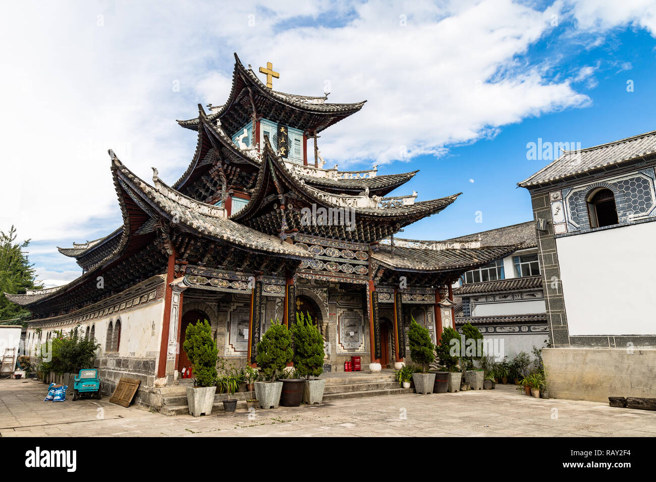 Die katholische Kirche in der Altstadt von Dali, Yunnan, China, ist eine einzigartige Konstruktion mit Bai traditionellen architektonischen Stil Stockfoto